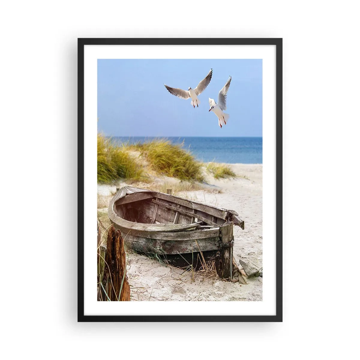 Plagát v čiernom ráme - Stará loď na pláži s čajkami v pozadí - 50x70cm - Vetrom ožiarené - Moderná nástenná dekorácia do obývacej izby a spálne ARTTOR