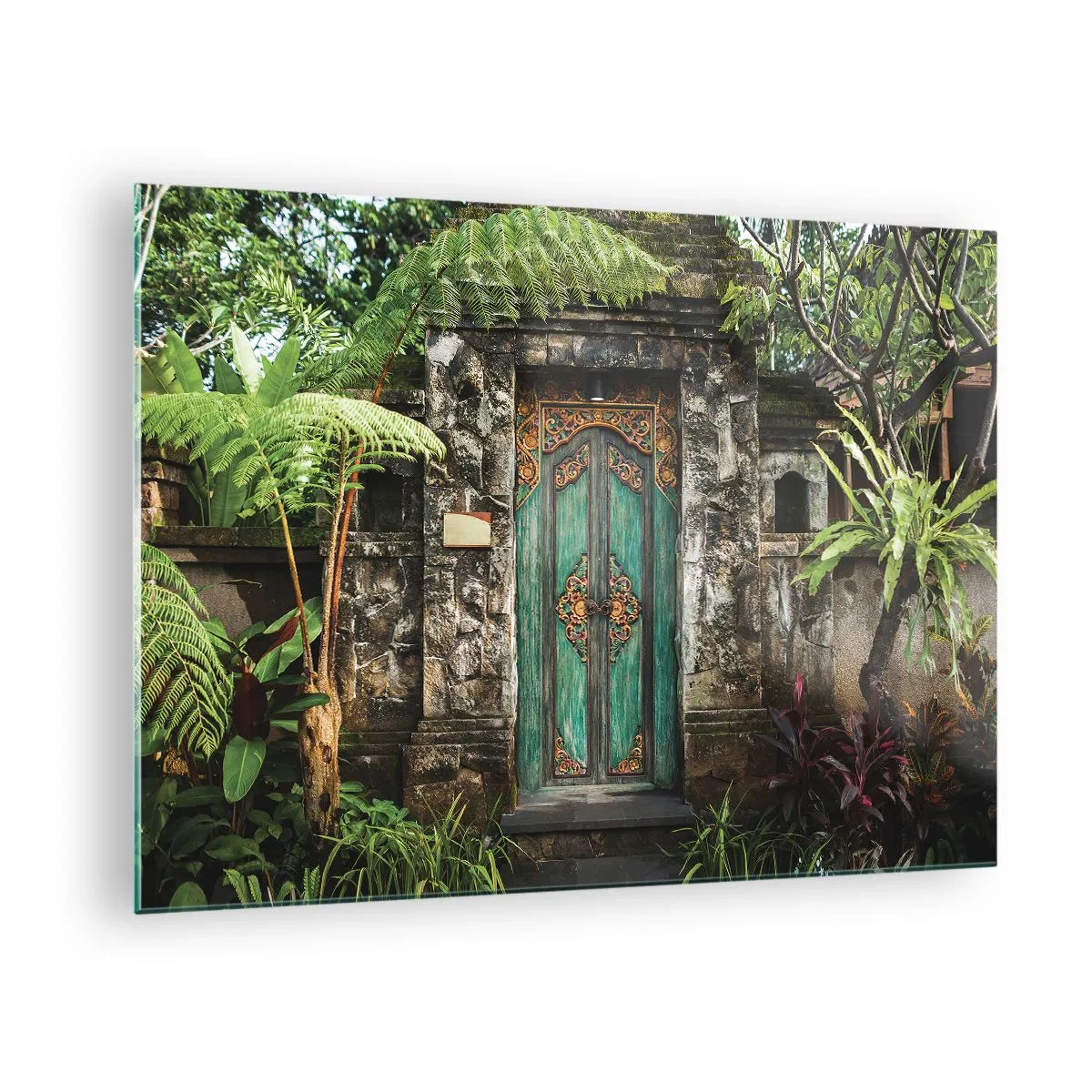 Obraz na skle - Zdobené tyrkysové dvere v kamennej stene obklopenej tropickou vegetáciou - 70x50cm - Dvere do exotického sveta - Moderná nástenná dekorácia do obývacej izby a spálne ARTTOR