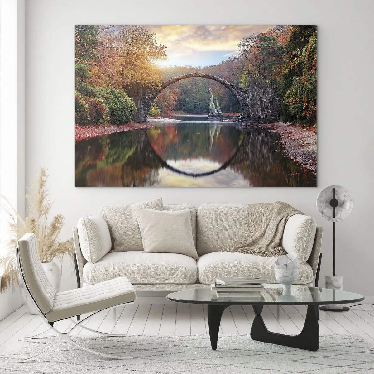 Obraz na skle - Kamenný most odrážajúci sa v jazere uprostred jesenného lesa - 70x50cm - Za zrkadlom - Moderná nástenná dekorácia do obývacej izby a spálne ARTTOR