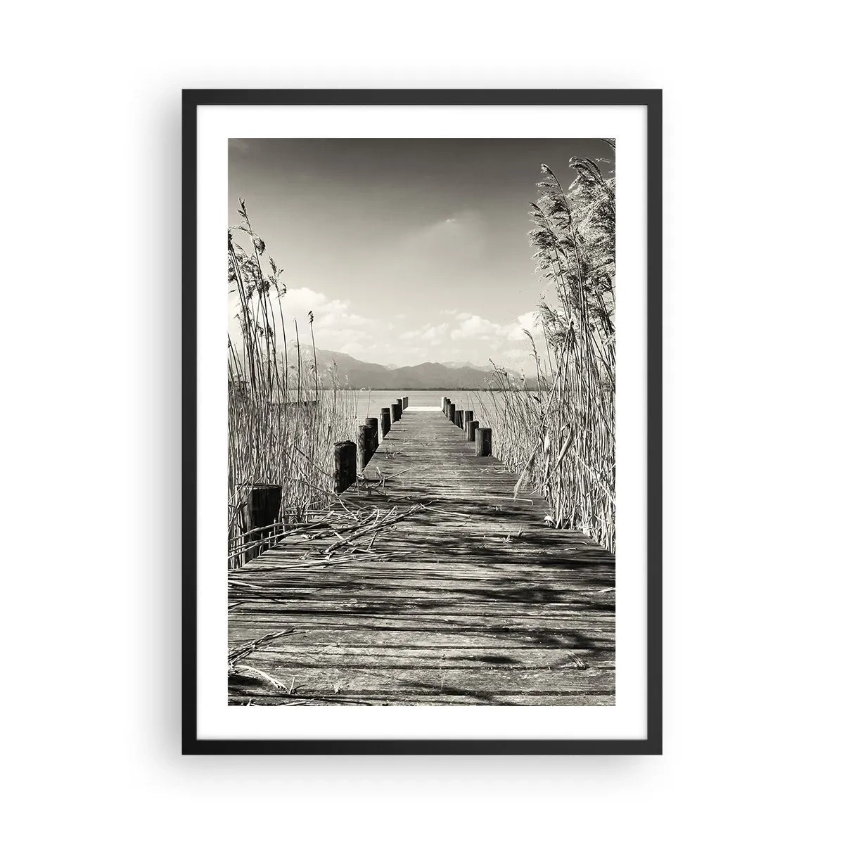 Plagát v čiernom ráme - Drevený most medzi tŕstím ponad jazero s odtieňom sépie - 50x70cm - V ústraní tráv - Moderná nástenná dekorácia do obývacej izby a spálne ARTTOR