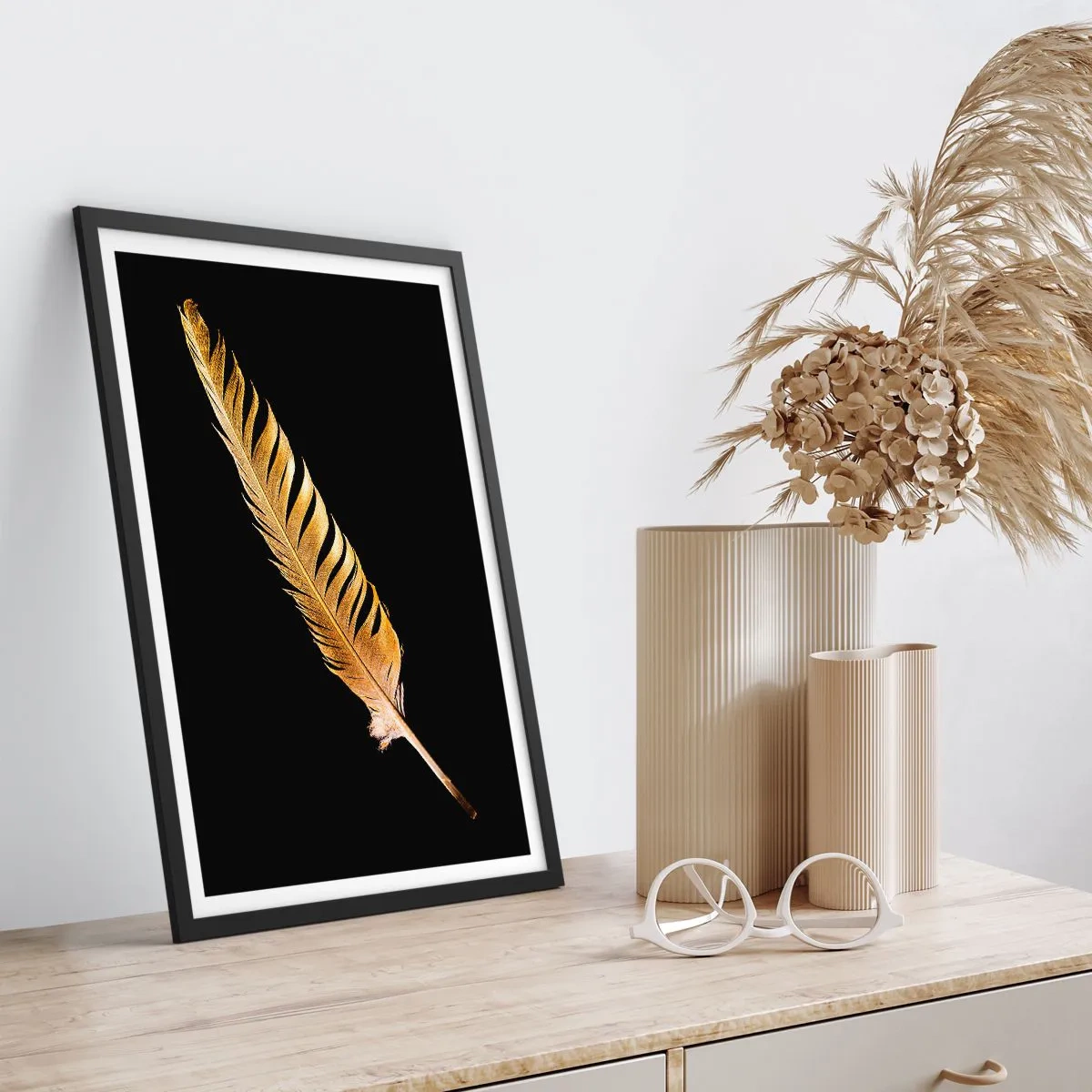 Plagát v čiernom ráme - Zlaté pierko na čiernom pozadí - 50x70cm - Krásne pierko… - Moderná nástenná dekorácia do obývacej izby a spálne ARTTOR