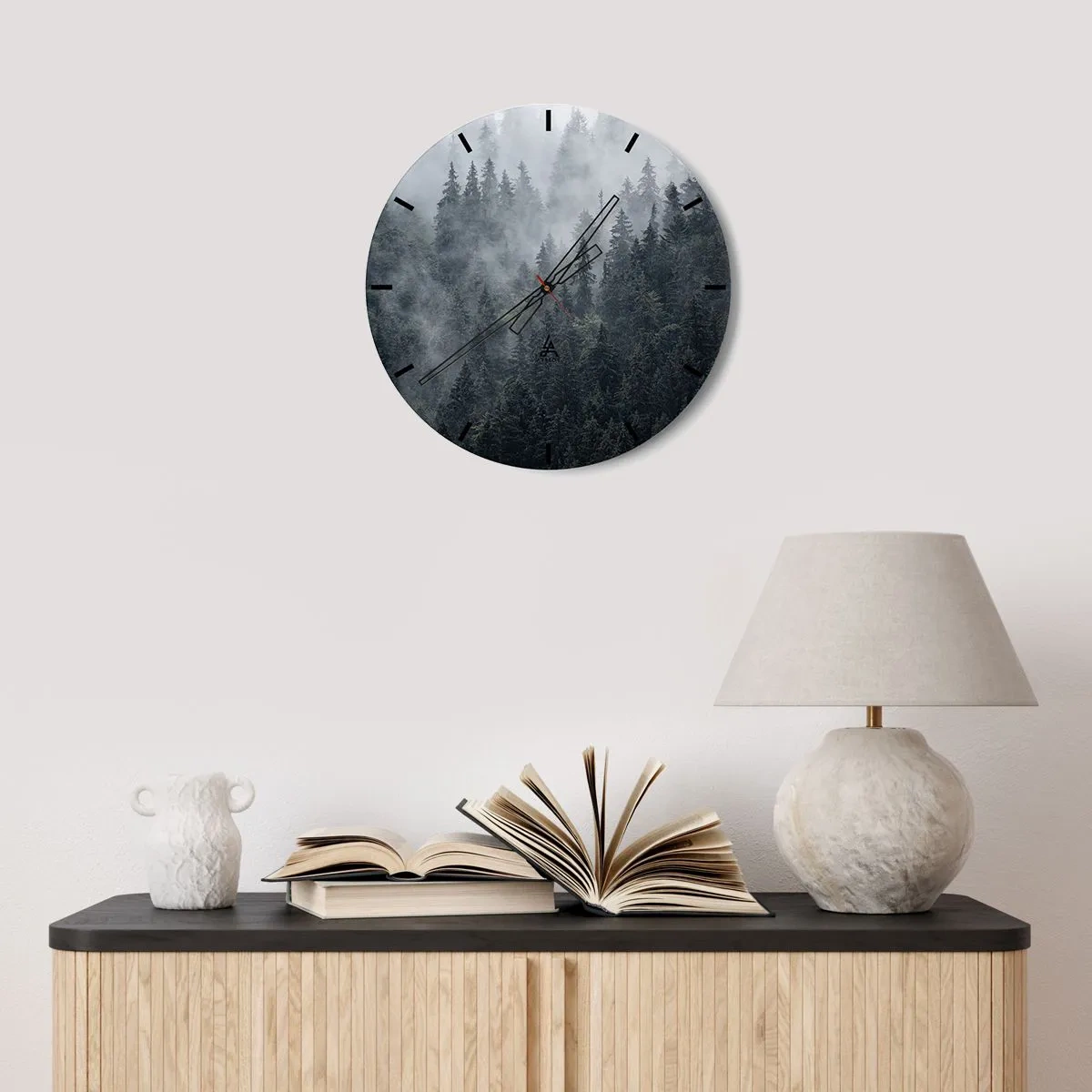 Nástenné hodiny - Hmlistý ihličnatý les v náladovom, tmavom zábere - 30x30cm - Lesné svitania - Moderná nástenná dekorácia do obývacej izby, kuchyne a spálne ARTTOR