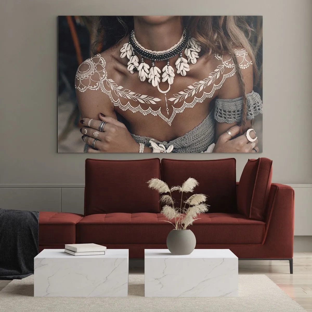 Obraz na skle - Detailný záber ženy s náhrdelníkom z mušlí a bielym tetovaním - 70x50cm - Talizmany, rituály ženskosti - Moderná nástenná dekorácia do obývacej izby a spálne ARTTOR