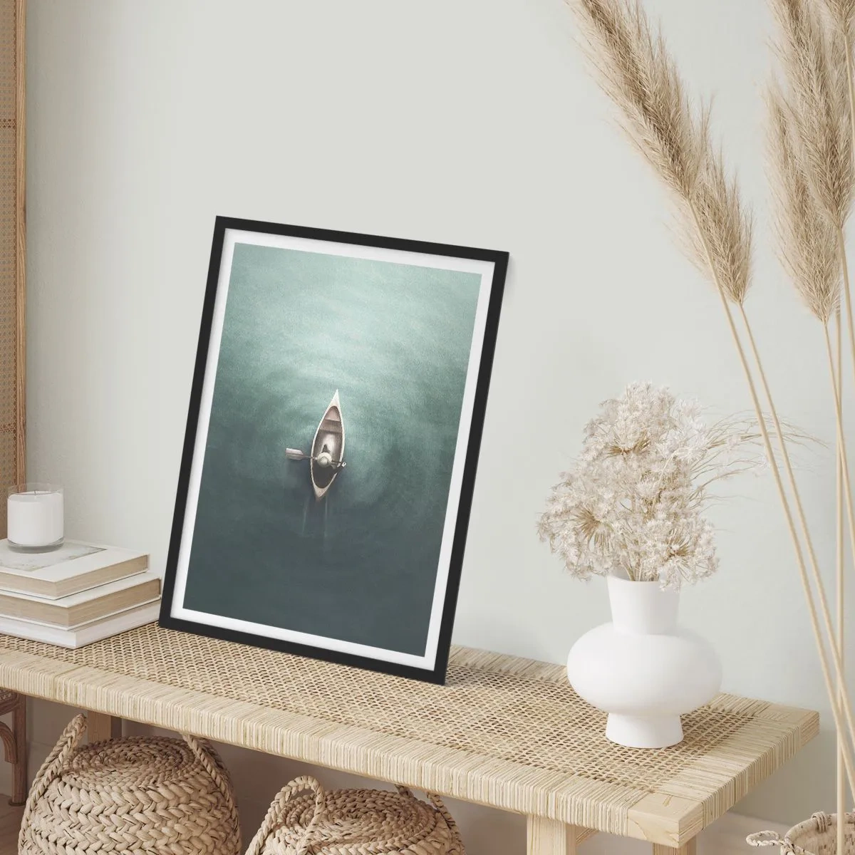 Plagát v čiernom ráme - Pohľad z vtáčej perspektívy na loď plávajúcu na pokojnej vode - 50x70cm - Cez mesačné jazero - Moderná nástenná dekorácia do obývacej izby a spálne ARTTOR