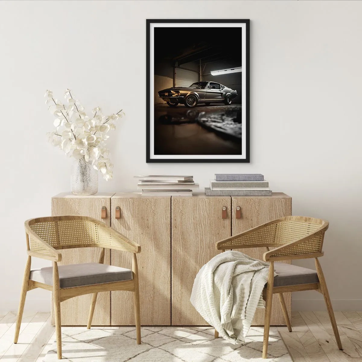 Plagát v čiernom ráme - Klasické športové auto v garáži - 50x70cm - Návrat do minulosti - Moderná nástenná dekorácia do obývacej izby a spálne ARTTOR