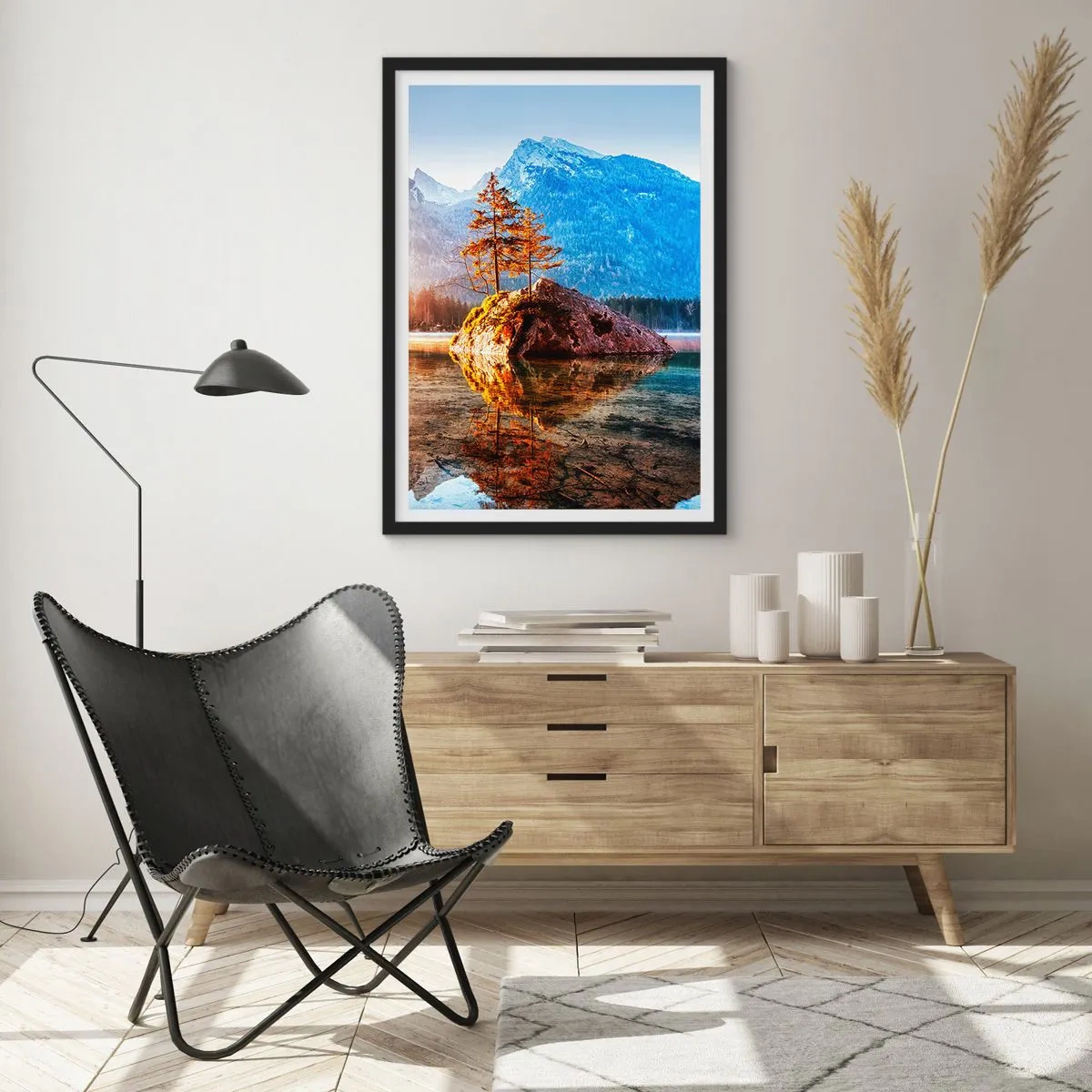 Plagát v čiernom ráme - Stromy na skale odrážajúce sa v pokojnom jazere - 50x70cm - Príroda v novom svetle - Moderná nástenná dekorácia do obývacej izby a spálne ARTTOR