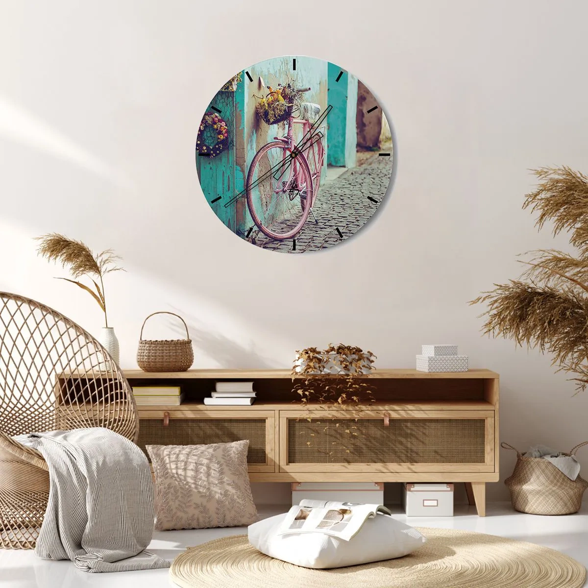 Nástenné hodiny - Ružový bicykel vedľa tyrkysovej steny na dláždenej ulici - 30x30cm - Hneď sa vrátim - Moderná nástenná dekorácia do obývacej izby, kuchyne a spálne ARTTOR