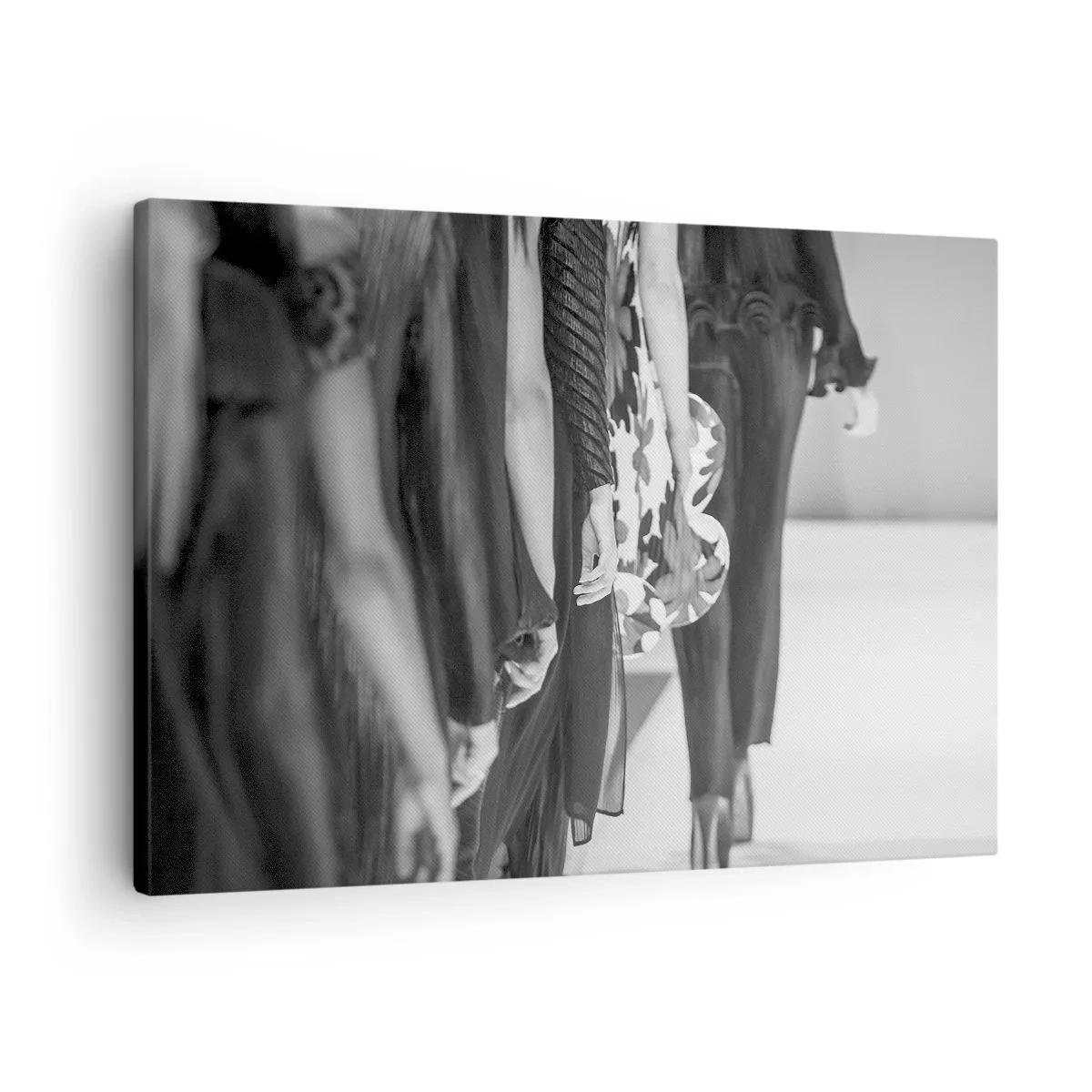 Obraz na plátne - Čiernobiela scéna z prehliadkového móla zobrazujúca detaily šiat a postáv modeliek. - 70x50cm - Štýlový sprievod - Moderná nástenná dekorácia do obývacej izby a spálne ARTTOR