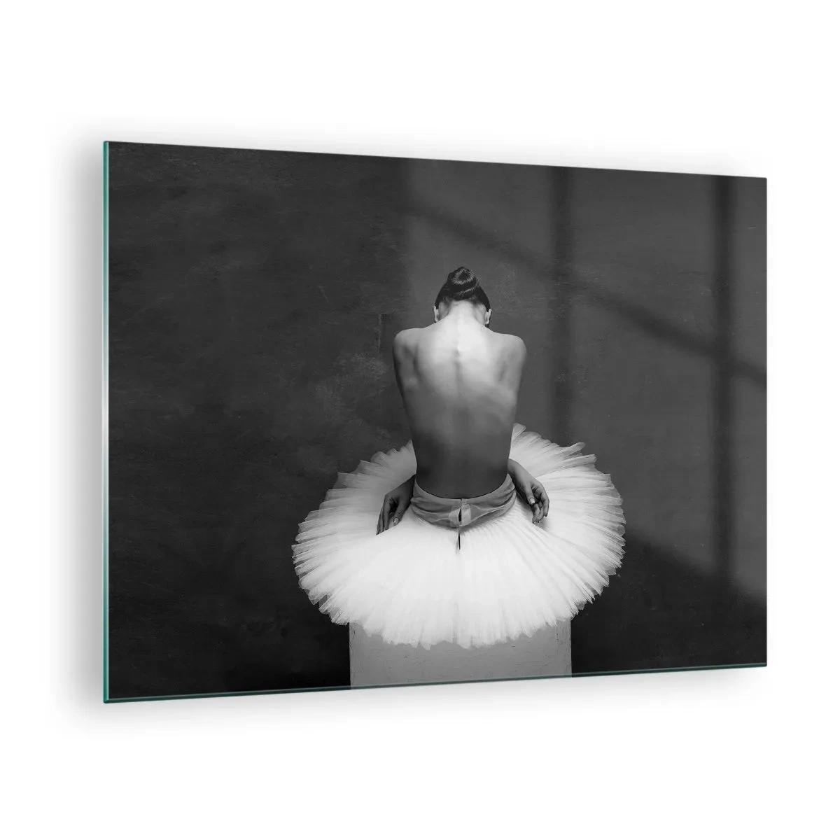 Obraz na skle - Sediaca baletka v tylovej sukni na pozadí tieňa - 70x50cm - Práve prekvitá - Moderná nástenná dekorácia do obývacej izby a spálne ARTTOR