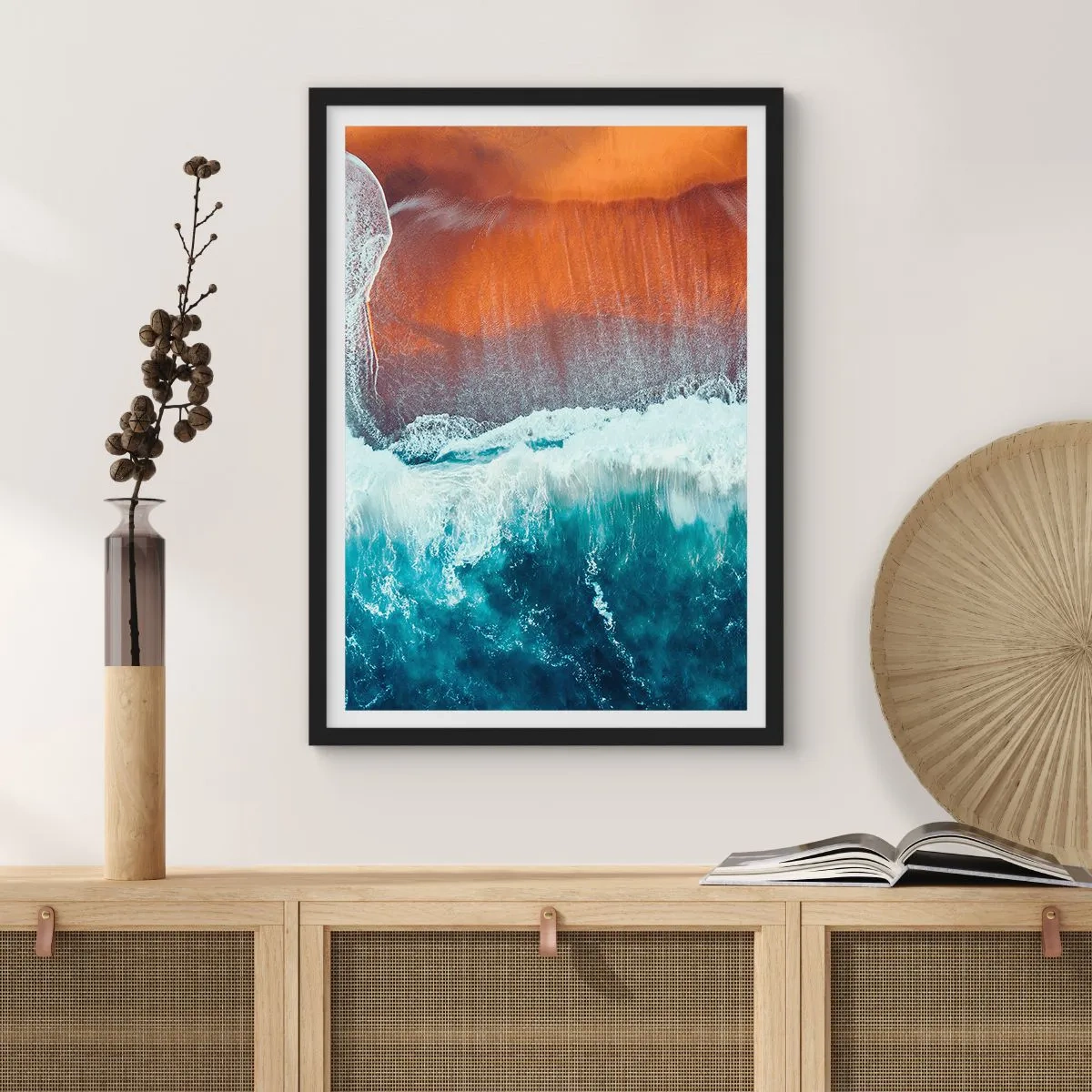 Plagát v čiernom ráme - Oceánske vlny narážajúce na pobrežie s teplým pieskom - 50x70cm - Dotyk oceánu - Moderná nástenná dekorácia do obývacej izby a spálne ARTTOR