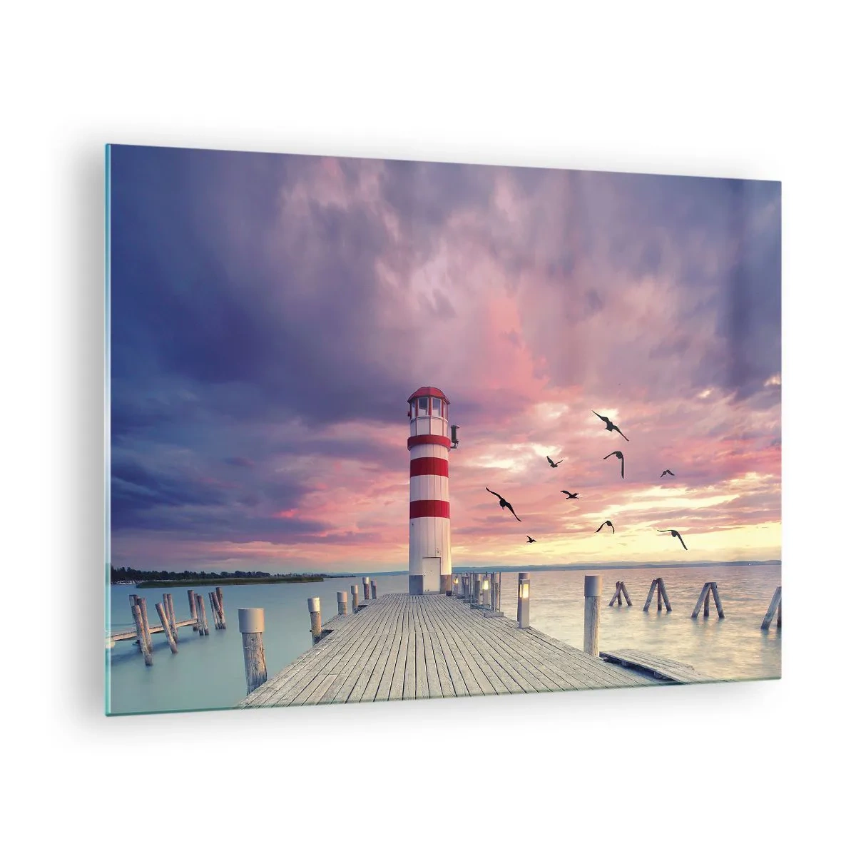 Obraz na skle - Maják na móle pri západe slnka s lietajúcimi vtákmi - 70x50cm - Čas ísť do prístavu - Moderná nástenná dekorácia do obývacej izby a spálne ARTTOR