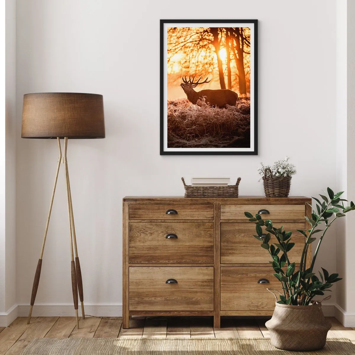 Plagát v čiernom ráme - Jeleň v lúčoch vychádzajúceho slnka na pozadí lesa - 50x70cm - Sen poľovníka - Moderná nástenná dekorácia do obývacej izby a spálne ARTTOR