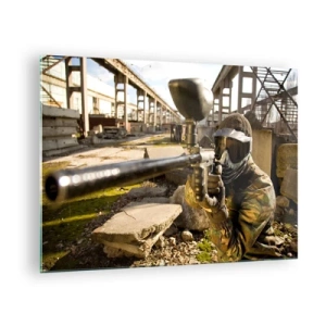 Obraz na skle - Hráč paintballu v akcii v priemyselnom prostredí - 70x50cm - Aj vy sa môžete stáť hrdinom - Moderná nástenná dekorácia do obývacej izby a spálne ARTTOR