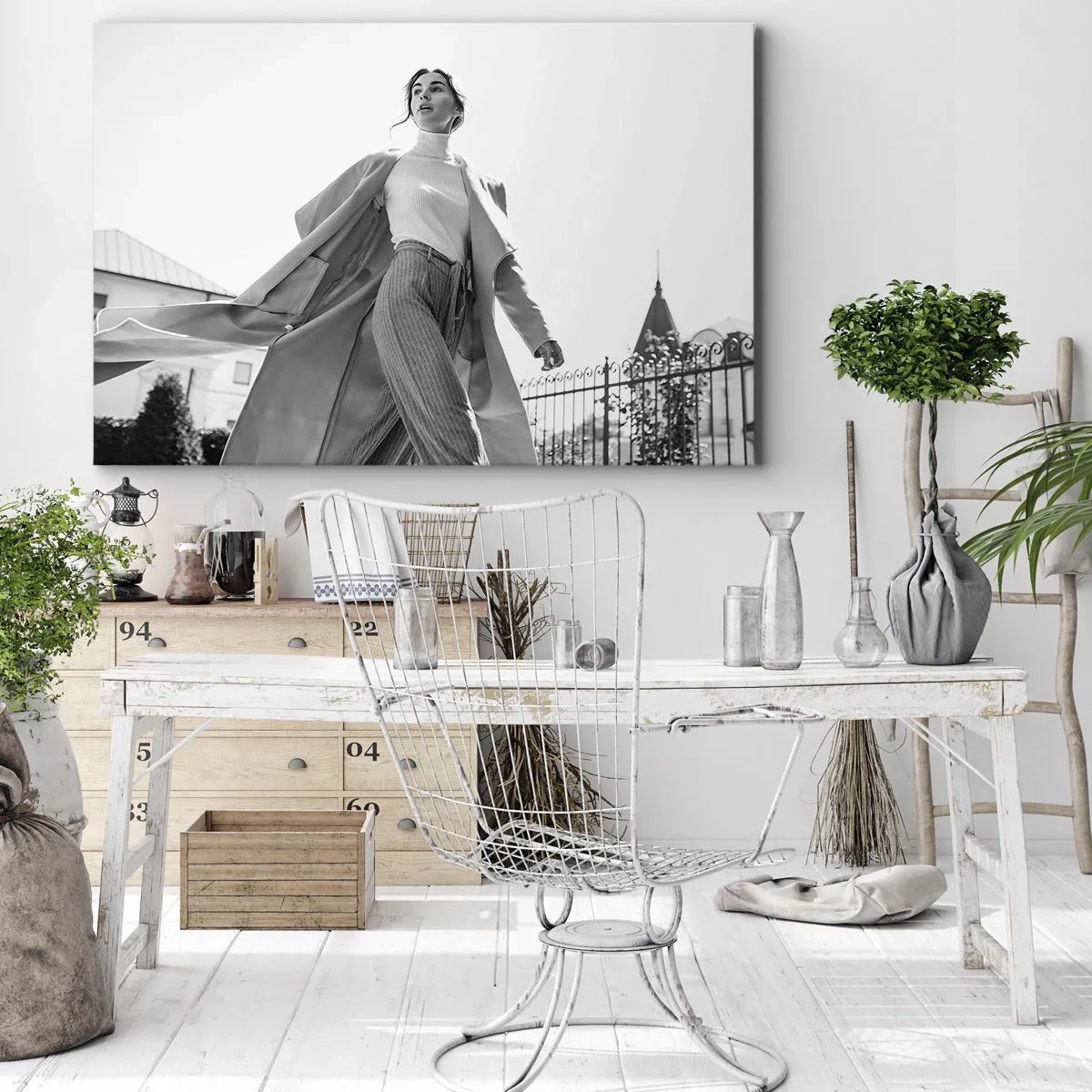Obraz na plátne - Štýlová žena v kabáte na čiernobielom architektonickom pozadí - 70x50cm - Ideš so mnou? - Moderná nástenná dekorácia do obývacej izby a spálne ARTTOR