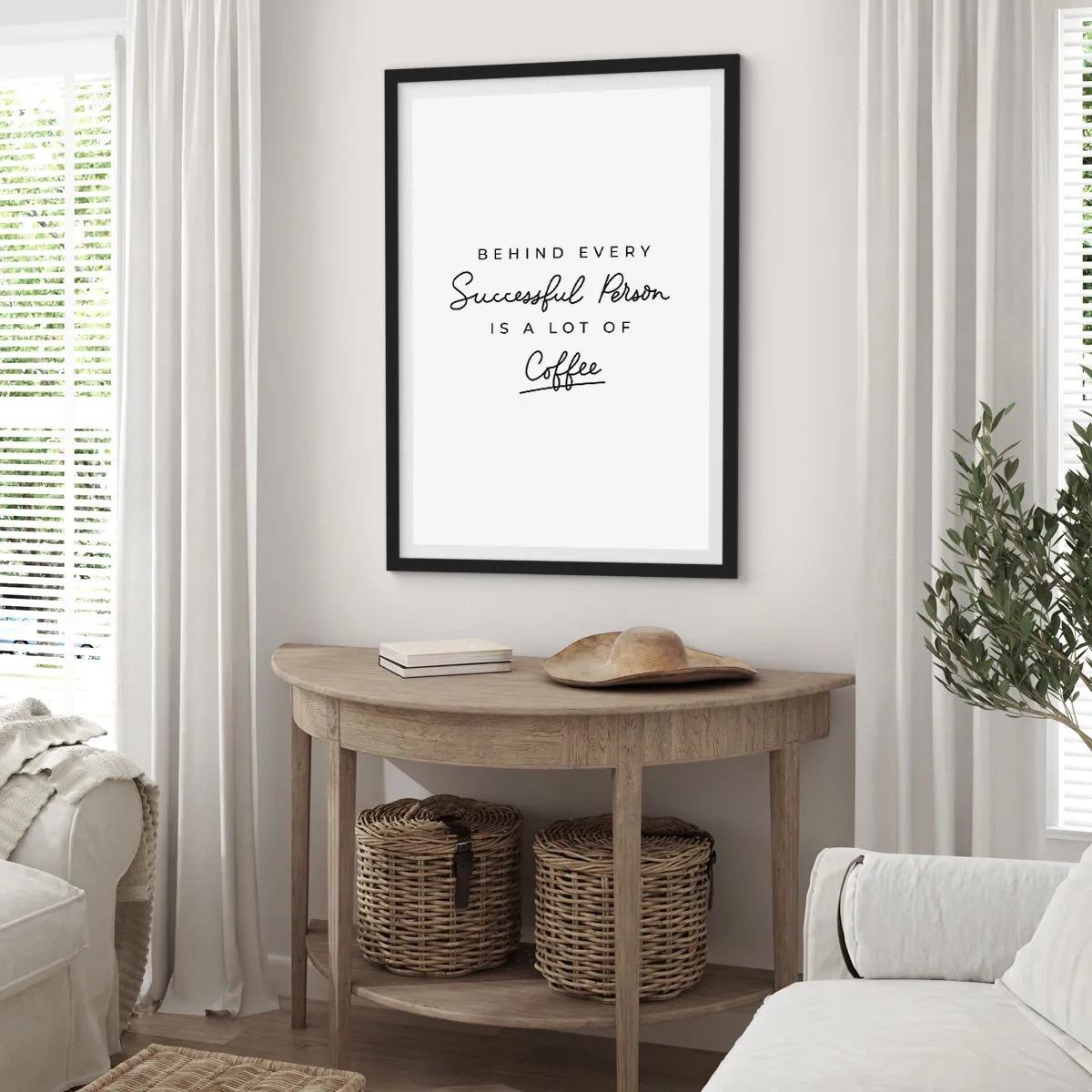 Plagát v čiernom ráme - Citát o káve v minimalistickom typografickom štýle - 50x70cm - Tajomstvo úspechu - Moderná nástenná dekorácia do obývacej izby a spálne ARTTOR
