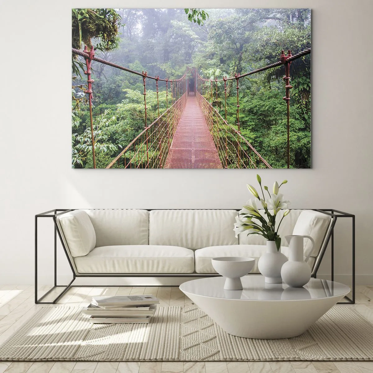 Obraz na skle - Červený visutý most cez zelenú džungľu v hmle - 70x50cm - Zavesený nad korunami - Moderná nástenná dekorácia do obývacej izby a spálne ARTTOR