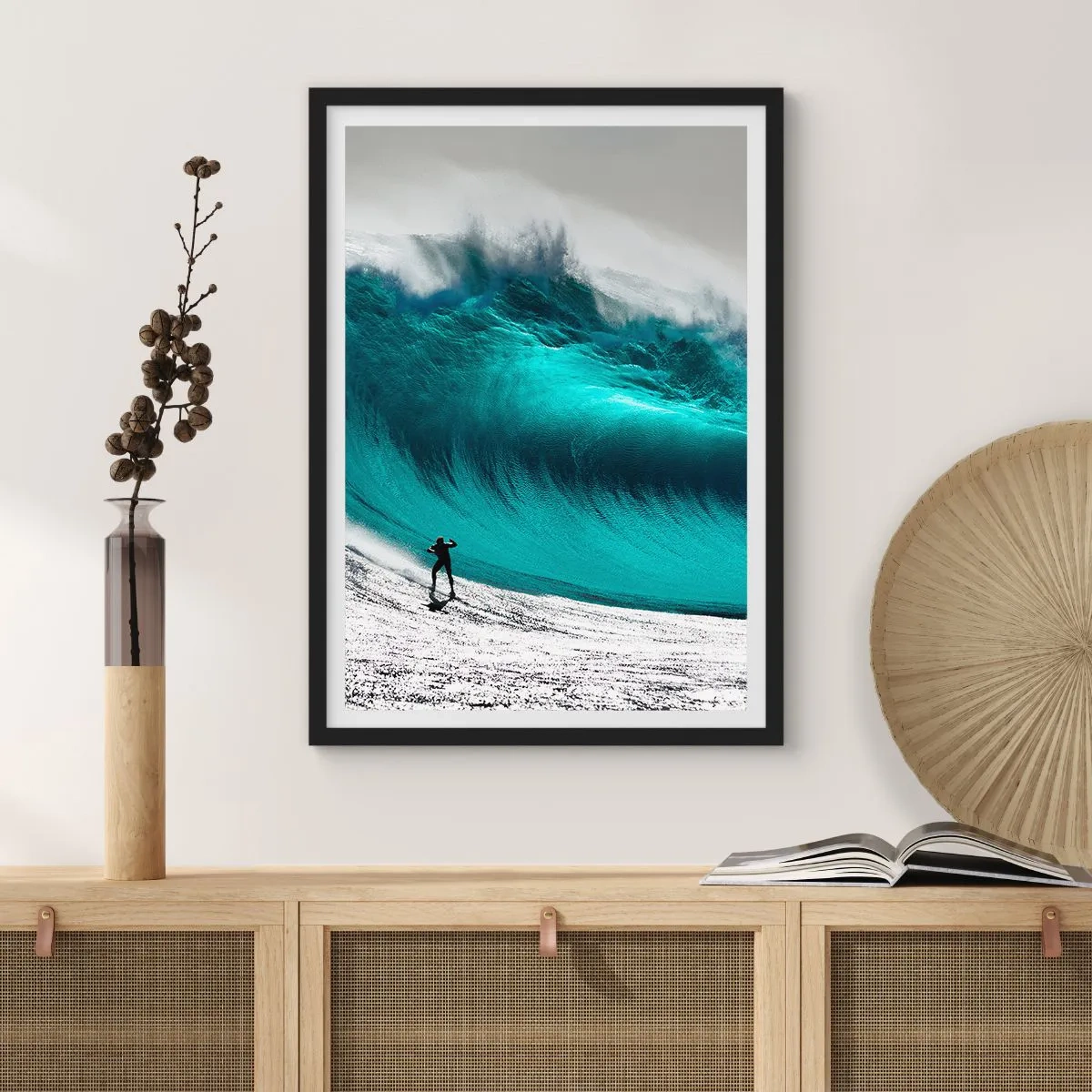 Plagát v čiernom ráme - Surfer pred obrovskou tyrkysovou vlnou. - 50x70cm - Výzva prijatá - Moderná nástenná dekorácia do obývacej izby a spálne ARTTOR