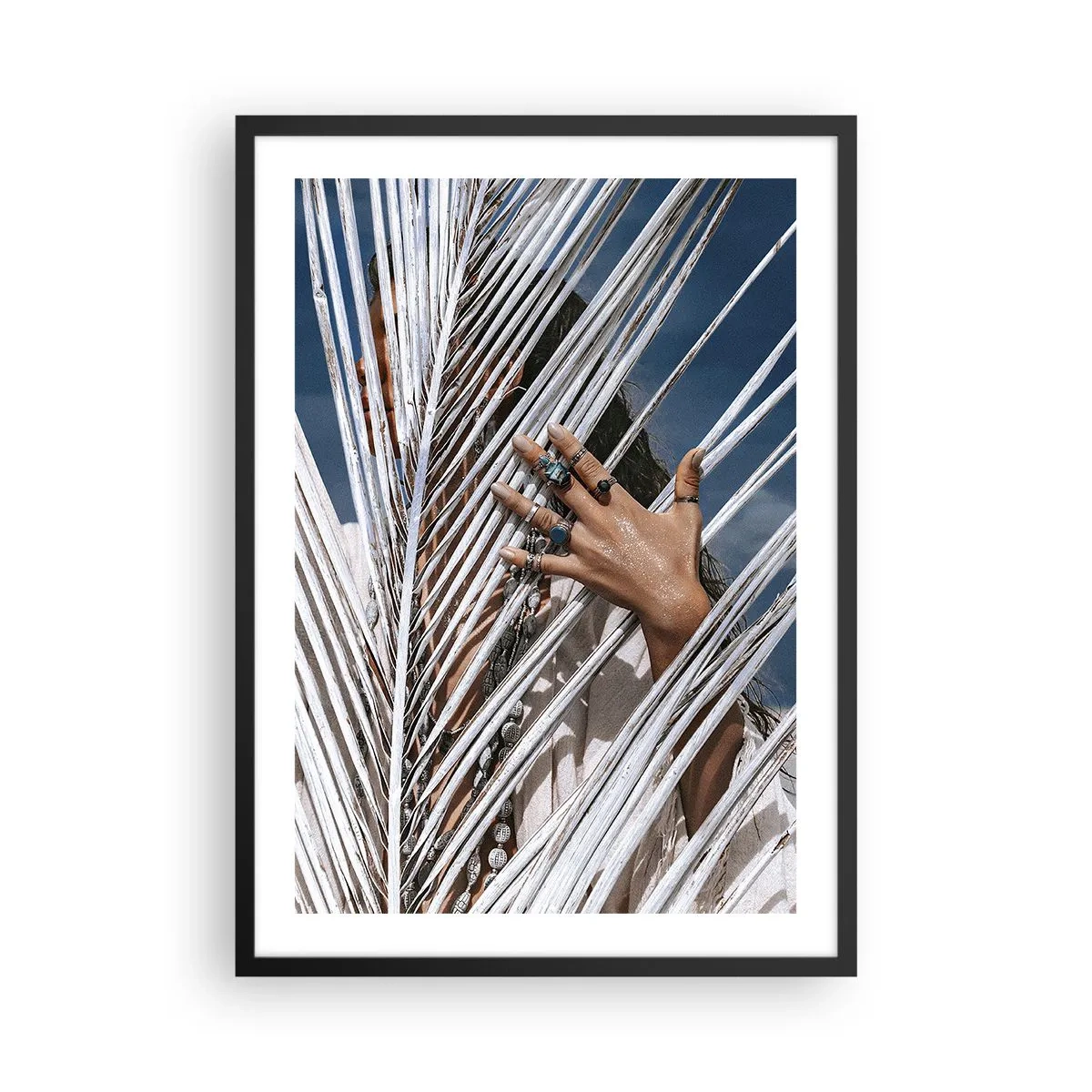 Plagát v čiernom ráme - Ruka s prstenami za palmovými listami - 50x70cm - Šamanové dievča? - Moderná nástenná dekorácia do obývacej izby a spálne ARTTOR