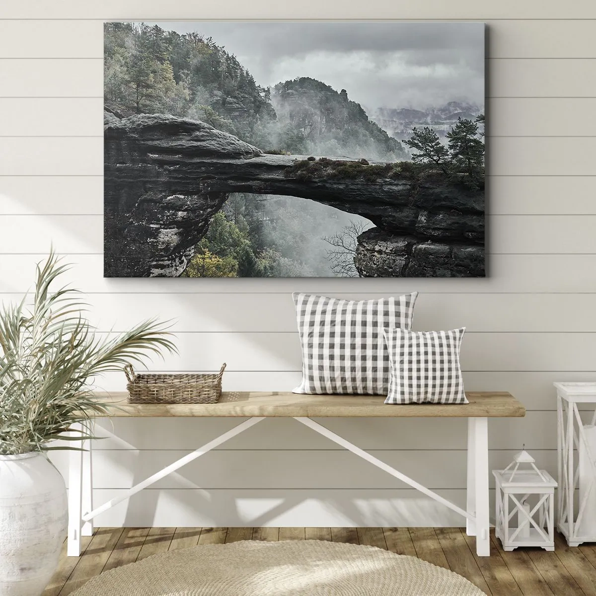 Obraz na plátne - Kamenný oblúk obklopený hmlistými horami a lesom - 70x50cm - Dobrodružstvo práve začína - Moderná nástenná dekorácia do obývacej izby a spálne ARTTOR