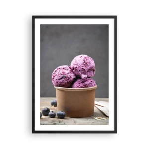 Plagát v čiernom ráme - Kopčeky čučoriedkovej zmrzliny v papierovom pohári - 50x70cm - Sladkosť a chlad - Moderná nástenná dekorácia do obývacej izby a spálne ARTTOR