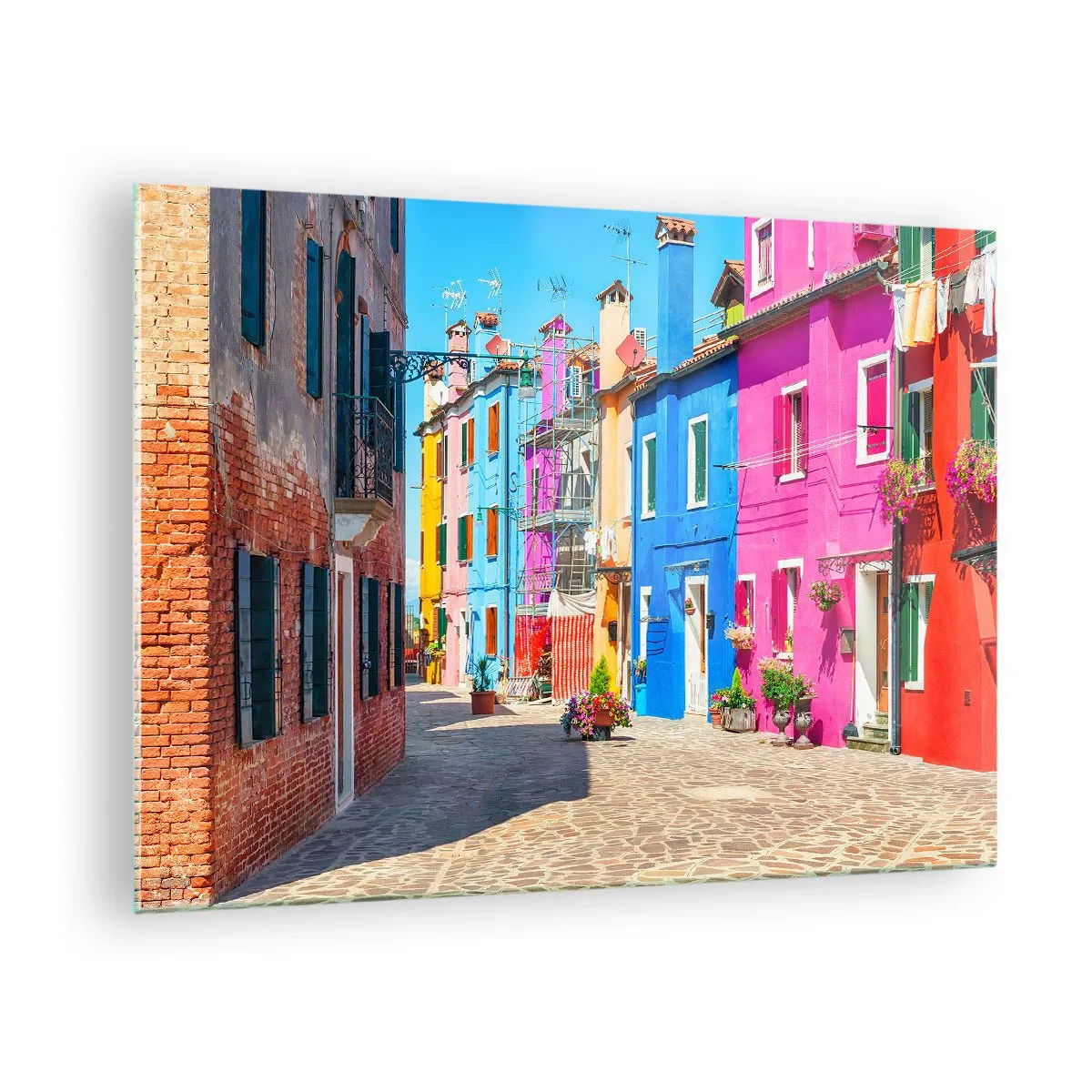 Obraz na skle - Farebné budovy na úzkej ulici v slnečnom meste - 70x50cm - Mestečko „Pod papagájmi“ - Moderná nástenná dekorácia do obývacej izby a spálne ARTTOR