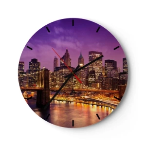 Nástenné hodiny - Panoráma mesta s mostom a osvetlením vo večernej scenérii - 30x30cm - Fialovo-zlatý Manhattan - Moderná nástenná dekorácia do obývacej izby, kuchyne a spálne ARTTOR