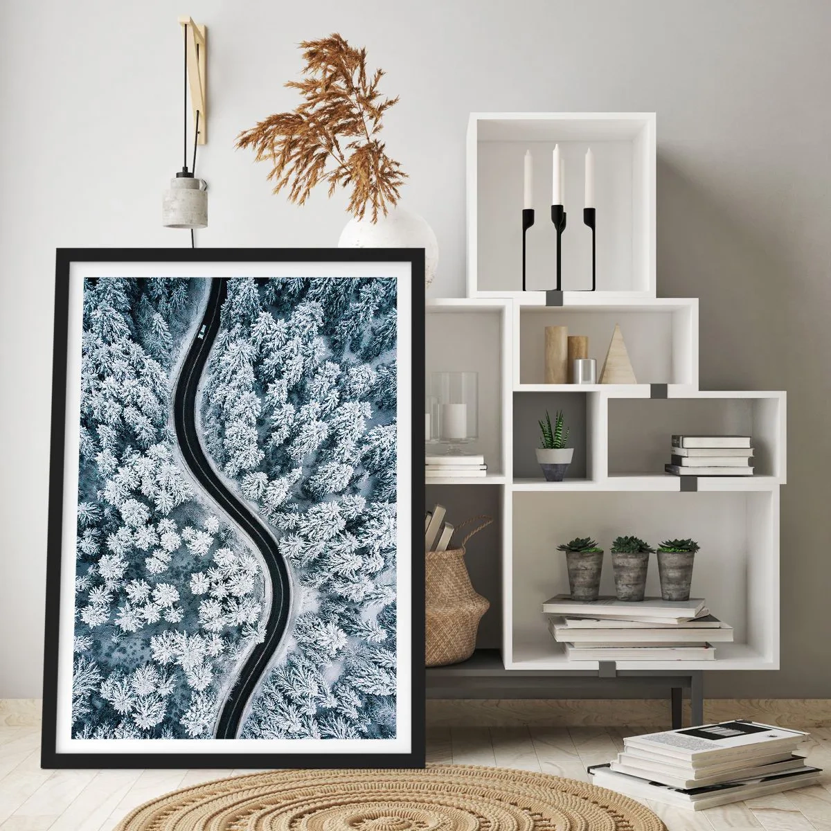 Plagát v čiernom ráme - Malebná cesta medzi zasneženými stromami z vtáčej perspektívy - 50x70cm - Zimným lesom - Moderná nástenná dekorácia do obývacej izby a spálne ARTTOR