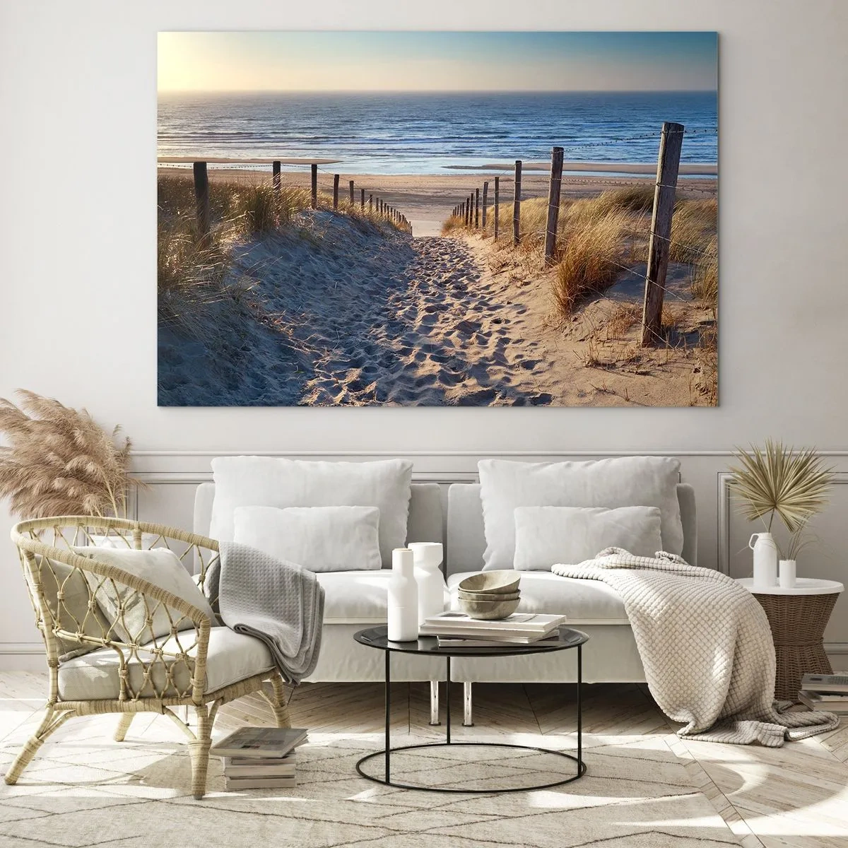 Obraz na skle - Cesta cez duny vedúca k pláži s pokojným morom - 70x50cm - Šumenie mora, spev vtákov, divoká pláž uprostred trávy… - Moderná nástenná dekorácia do obývacej izby a spálne ARTTOR