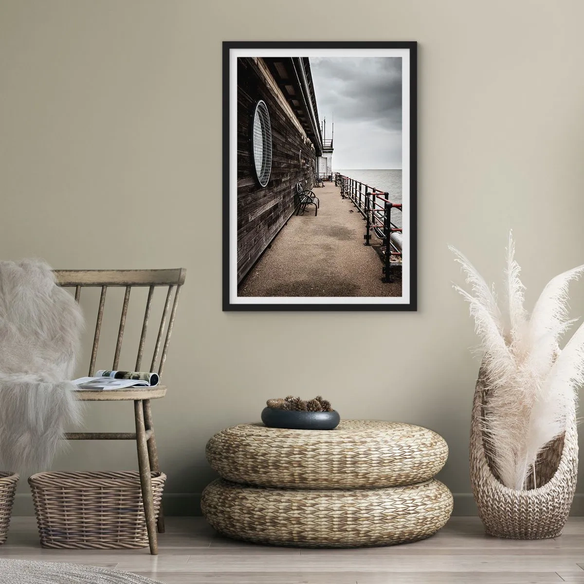 Plagát v čiernom ráme - Drevené mólo s lavičkami pri pokojnom mori - 50x70cm - Čas, ktorý sa zastavil - Moderná nástenná dekorácia do obývacej izby a spálne ARTTOR
