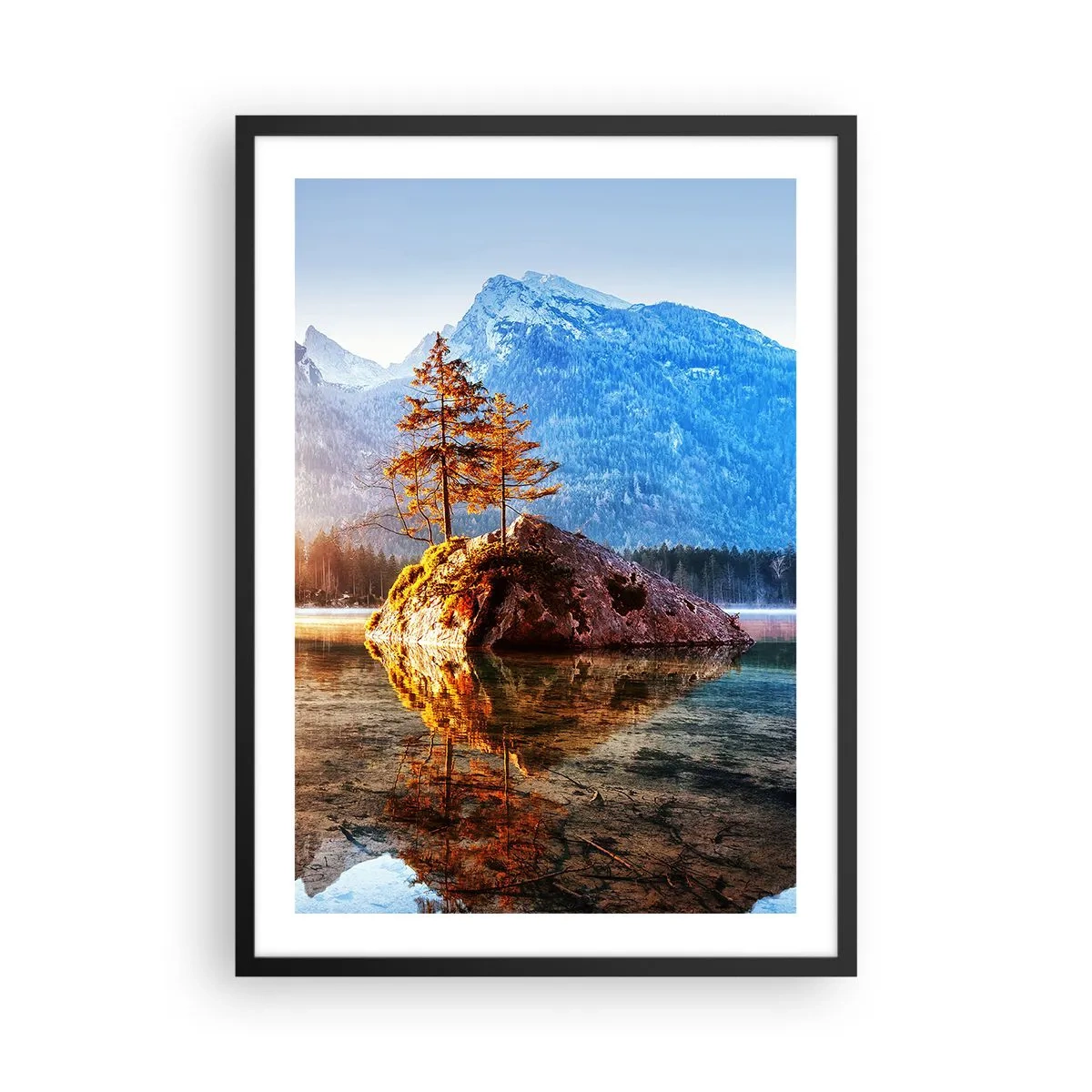 Plagát v čiernom ráme - Stromy na skale odrážajúce sa v pokojnom jazere - 50x70cm - Príroda v novom svetle - Moderná nástenná dekorácia do obývacej izby a spálne ARTTOR