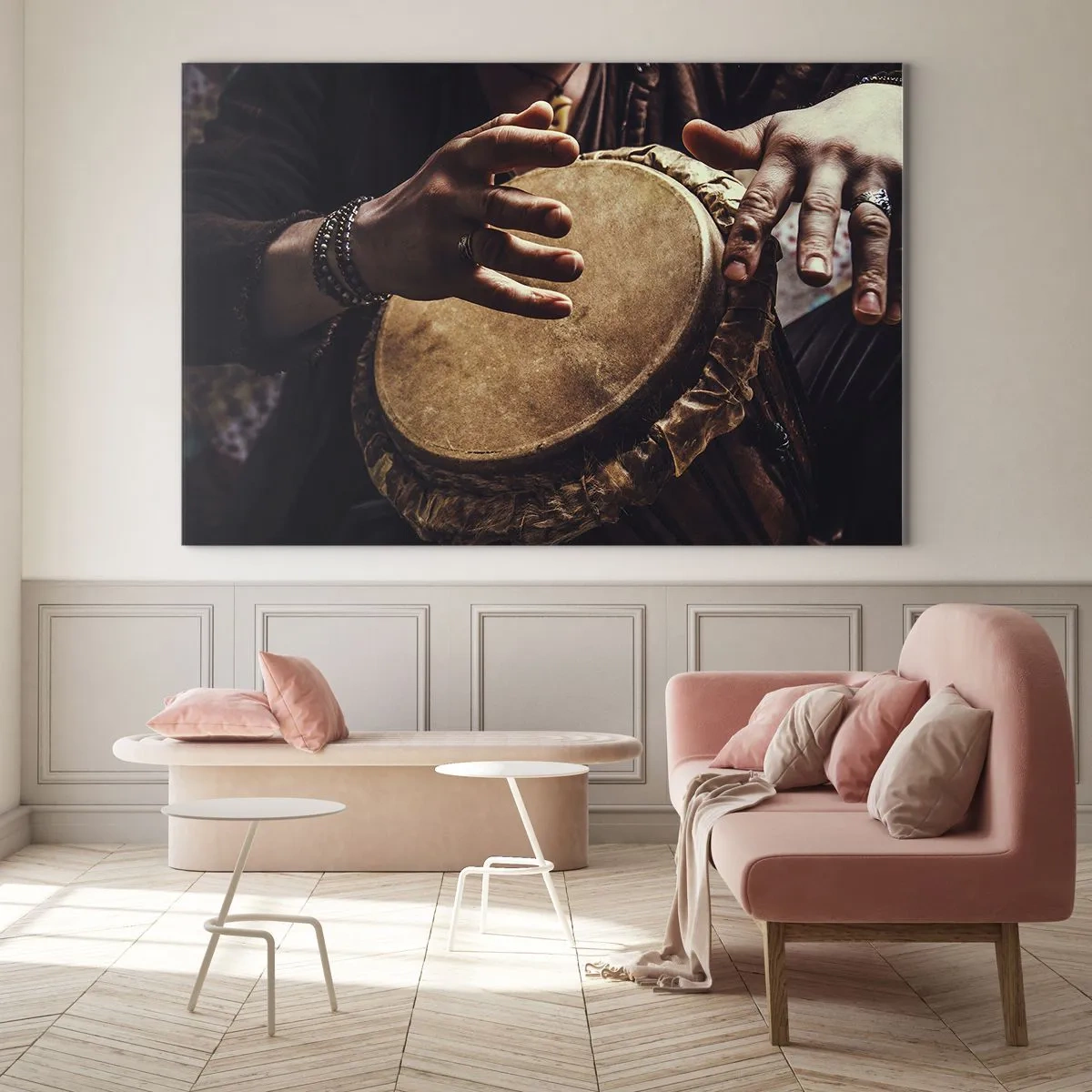 Obraz na skle - Detailný záber rúk hrajúcich na bubon djembe v teplom svetle. - 70x50cm - V rytme srdca - Moderná nástenná dekorácia do obývacej izby a spálne ARTTOR