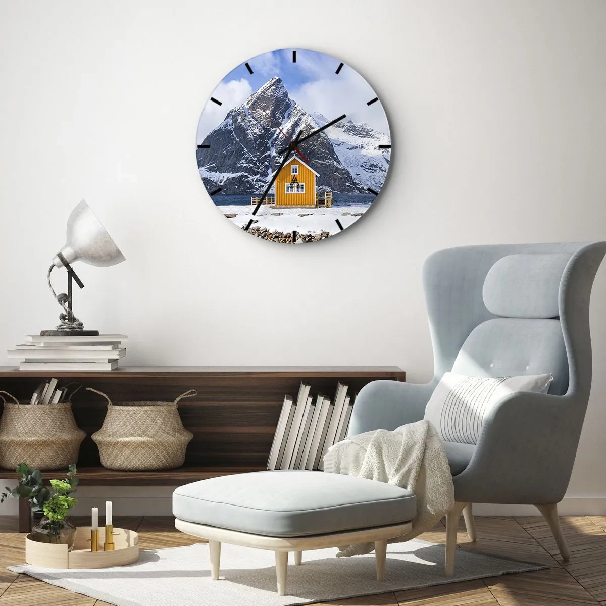 Nástenné hodiny - Žltá chata pri vode so zasneženým horským pozadím - 30x30cm - Škandinávska dovolenka - Moderná nástenná dekorácia do obývacej izby, kuchyne a spálne ARTTOR