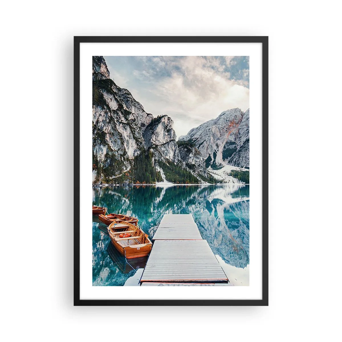 Plagát v čiernom ráme - Horské jazero s drevenými loďkami a mólom - 50x70cm - Ukážeme vám krásu - Moderná nástenná dekorácia do obývacej izby a spálne ARTTOR