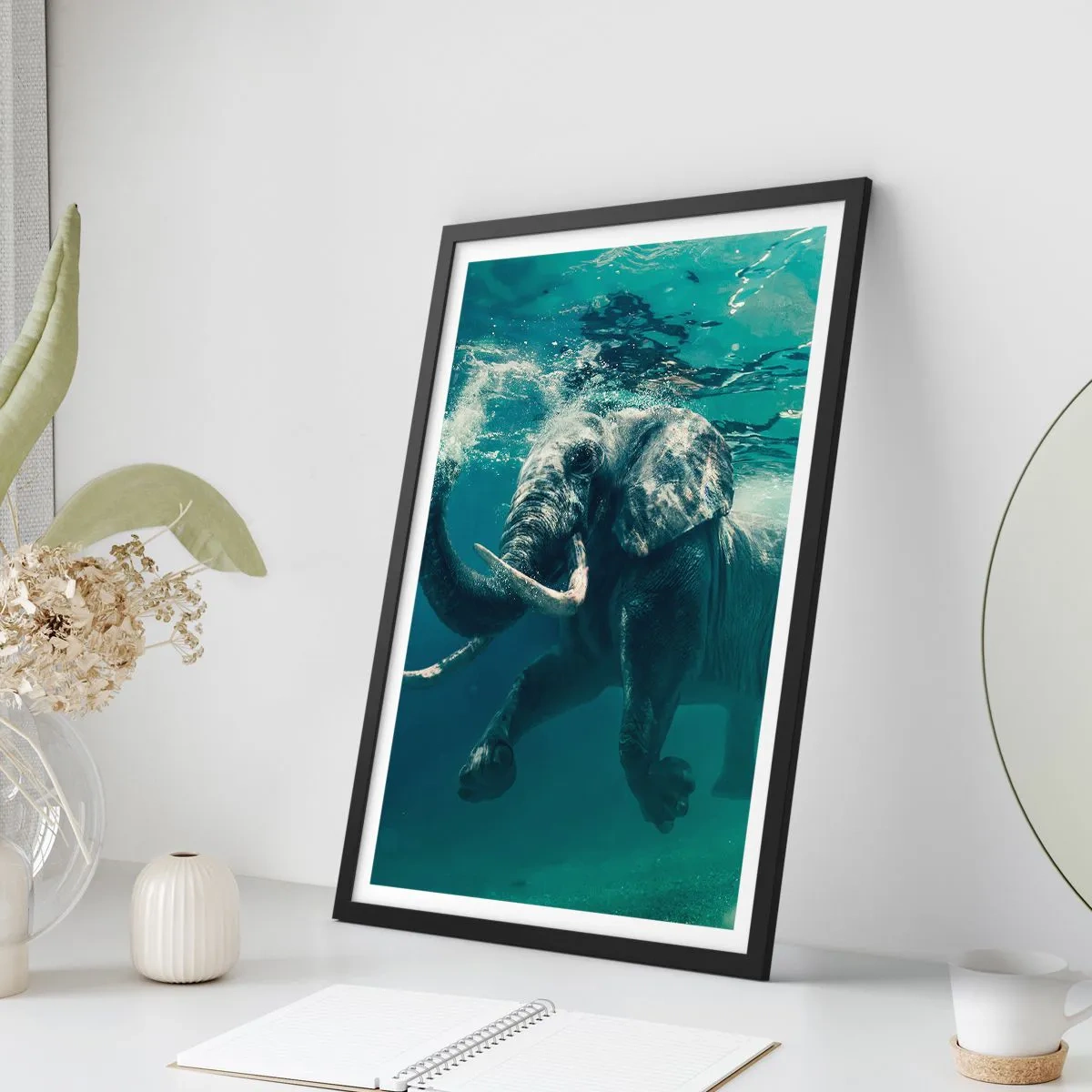 Plagát v čiernom ráme - Slon plávajúci v tyrkysovej vode - 50x70cm - Všetci radi plávajú - Moderná nástenná dekorácia do obývacej izby a spálne ARTTOR