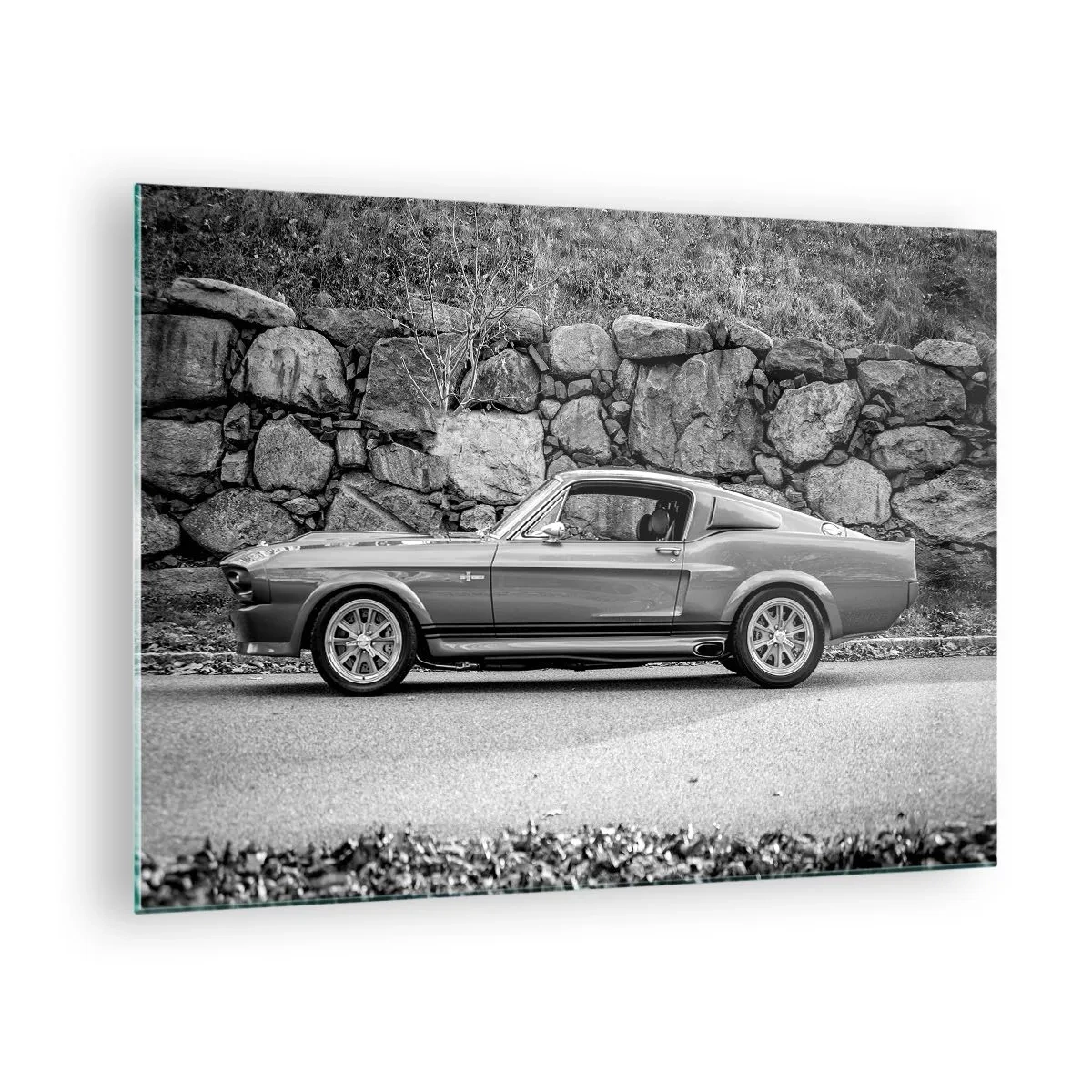Obraz na skle - Klasické auto oproti kamennému múru - 70x50cm - Legenda 60. rokov - Moderná nástenná dekorácia do obývacej izby a spálne ARTTOR