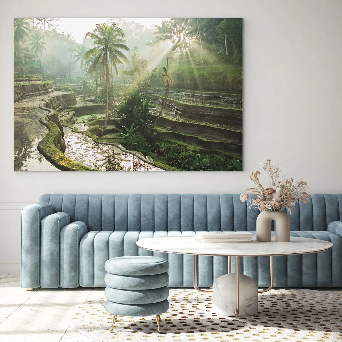 Obraz na skle - Tropické ryžové polia s palmami v rannej hmle - 70x50cm - Vyrastať na slnku - Moderná nástenná dekorácia do obývacej izby a spálne ARTTOR