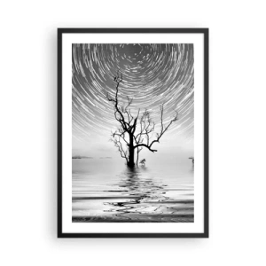 Plagát v čiernom ráme - Hviezda sa víri nad osamelým stromom vo vode - 50x70cm - Symfónia prírody - Moderná nástenná dekorácia do obývacej izby a spálne ARTTOR