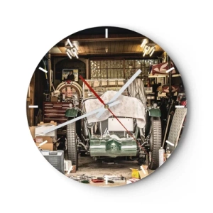 Nástenné hodiny - Staré auto v dielni plnej náradia a súčiastok - 30x30cm - Späť do minulosti - Moderná nástenná dekorácia do obývacej izby, kuchyne a spálne ARTTOR