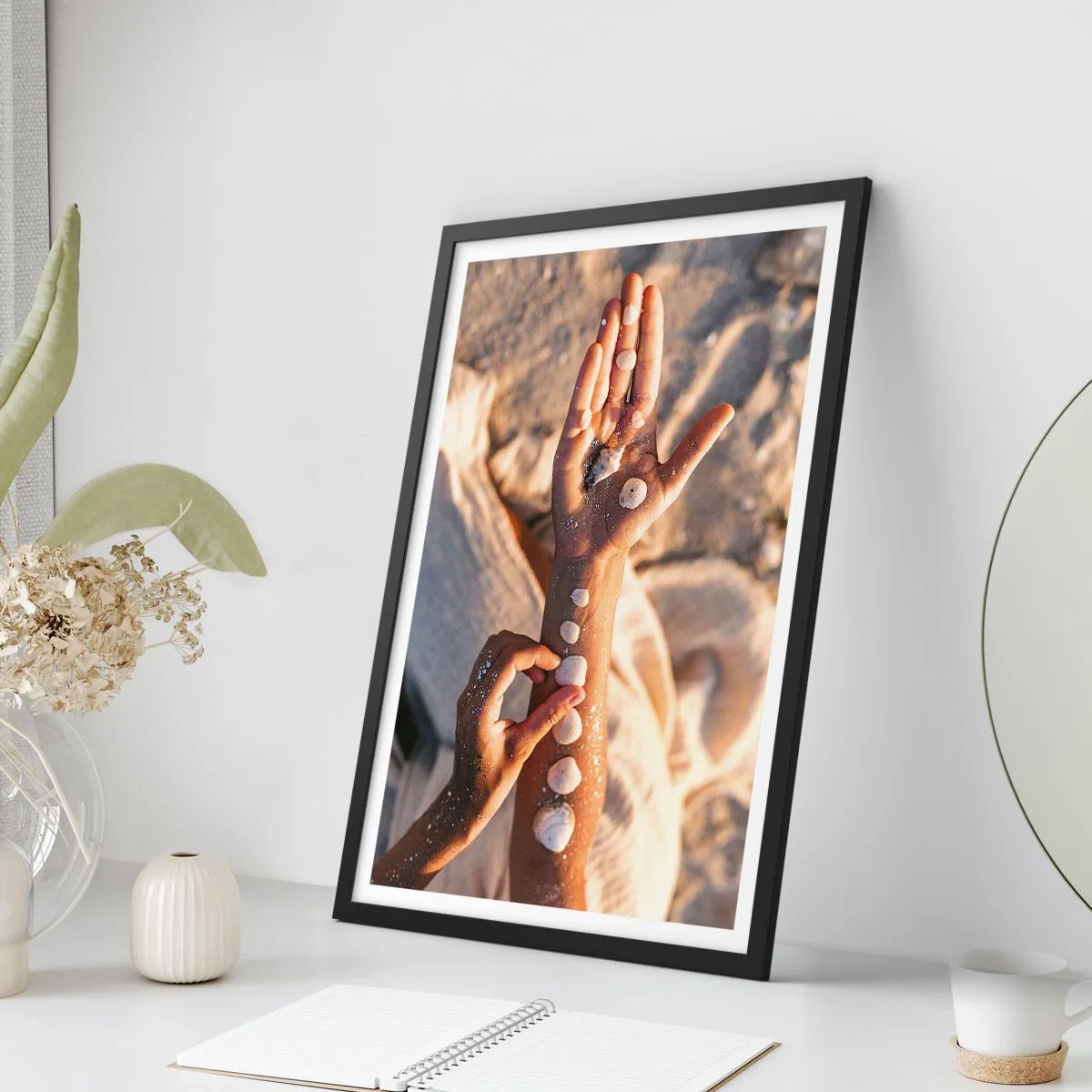 Plagát v čiernom ráme - Ruky zdobené mušľami na piesočnatom pozadí - 50x70cm - Krása na dosah - Moderná nástenná dekorácia do obývacej izby a spálne ARTTOR