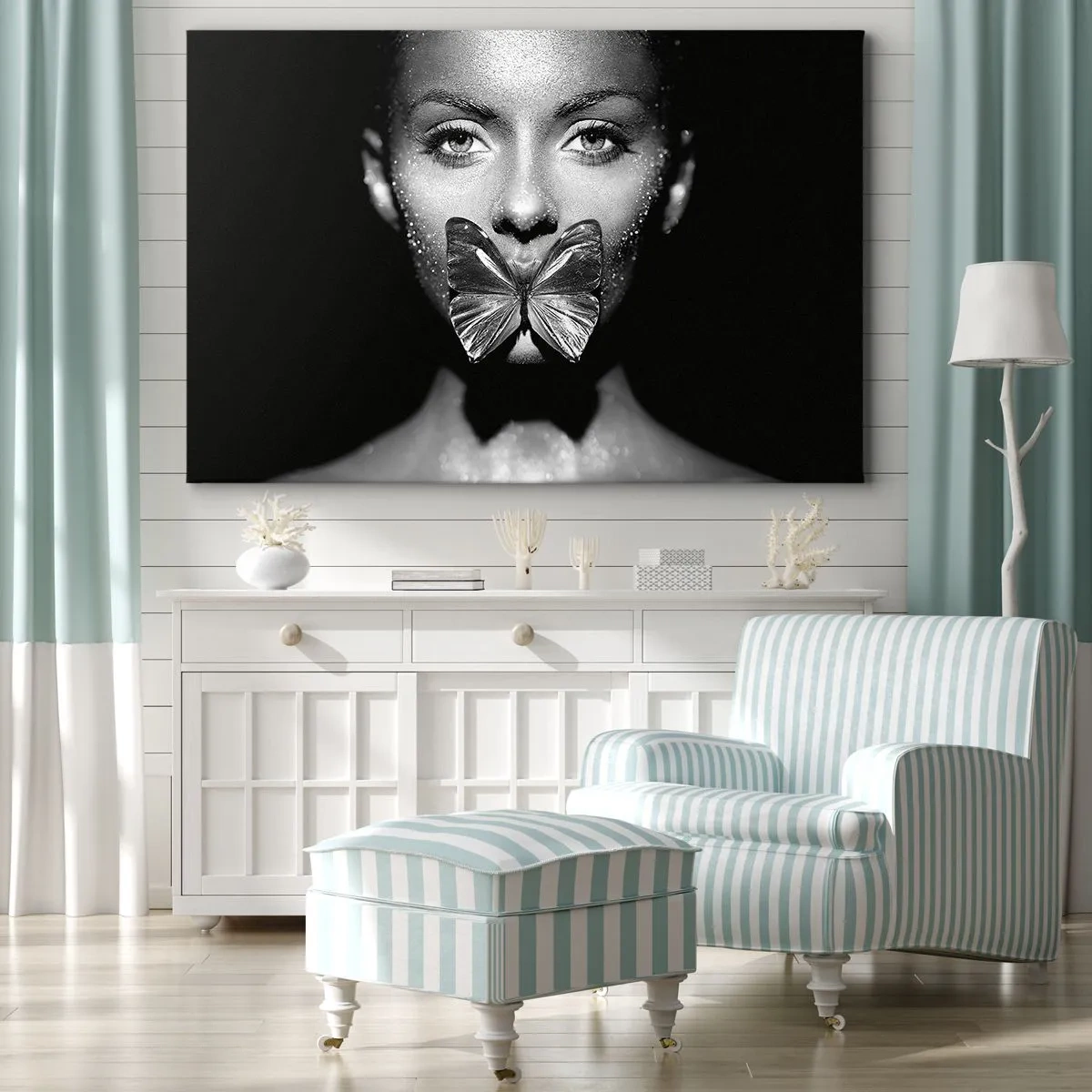 Obraz na plátne - Čiernobiela ženská tvár s motýľom na perách - 70x50cm - Motýlí bozk - Moderná nástenná dekorácia do obývacej izby a spálne ARTTOR