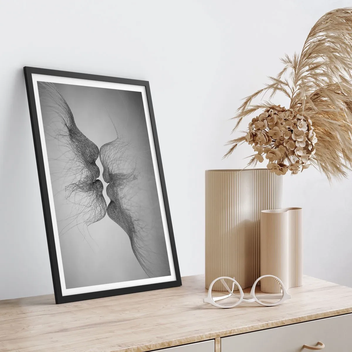 Plagát v čiernom ráme - Abstraktné tváre pri bozkávaní, čiernobiele - 50x70cm - Bozk vetra - Moderná nástenná dekorácia do obývacej izby a spálne ARTTOR