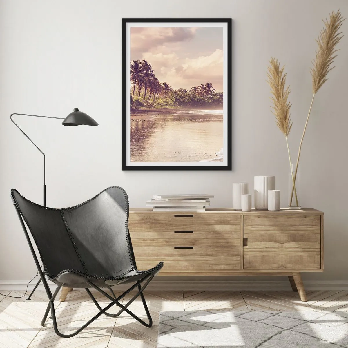 Plagát v čiernom ráme - Tropická pláž pri západe slnka s palmami - 50x70cm - Pohladenie vĺn - Moderná nástenná dekorácia do obývacej izby a spálne ARTTOR