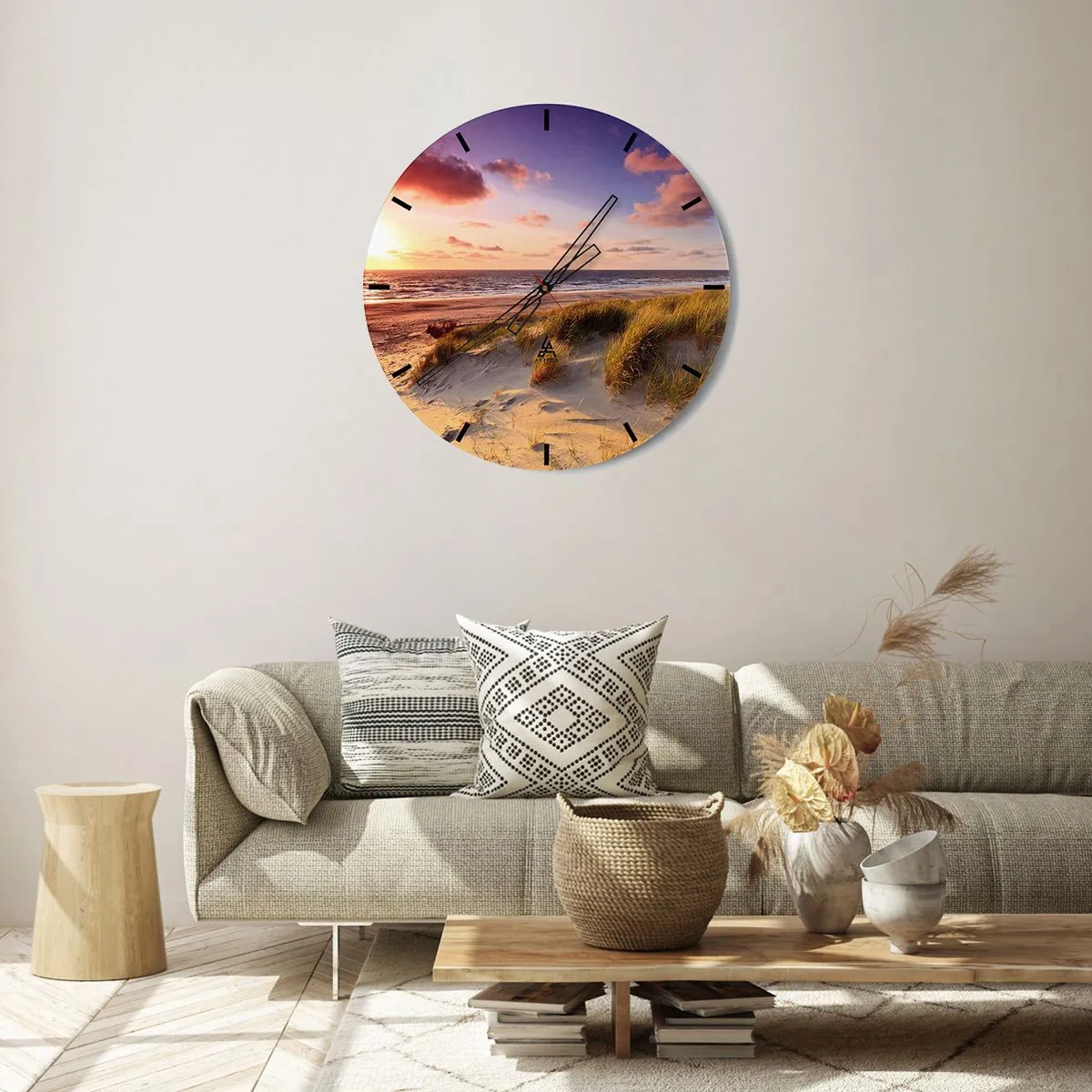 Nástenné hodiny - Pláž s dunami a zlatým západom slnka nad pokojným morom - 30x30cm - Už letom vonia vzduch - Moderná nástenná dekorácia do obývacej izby, kuchyne a spálne ARTTOR