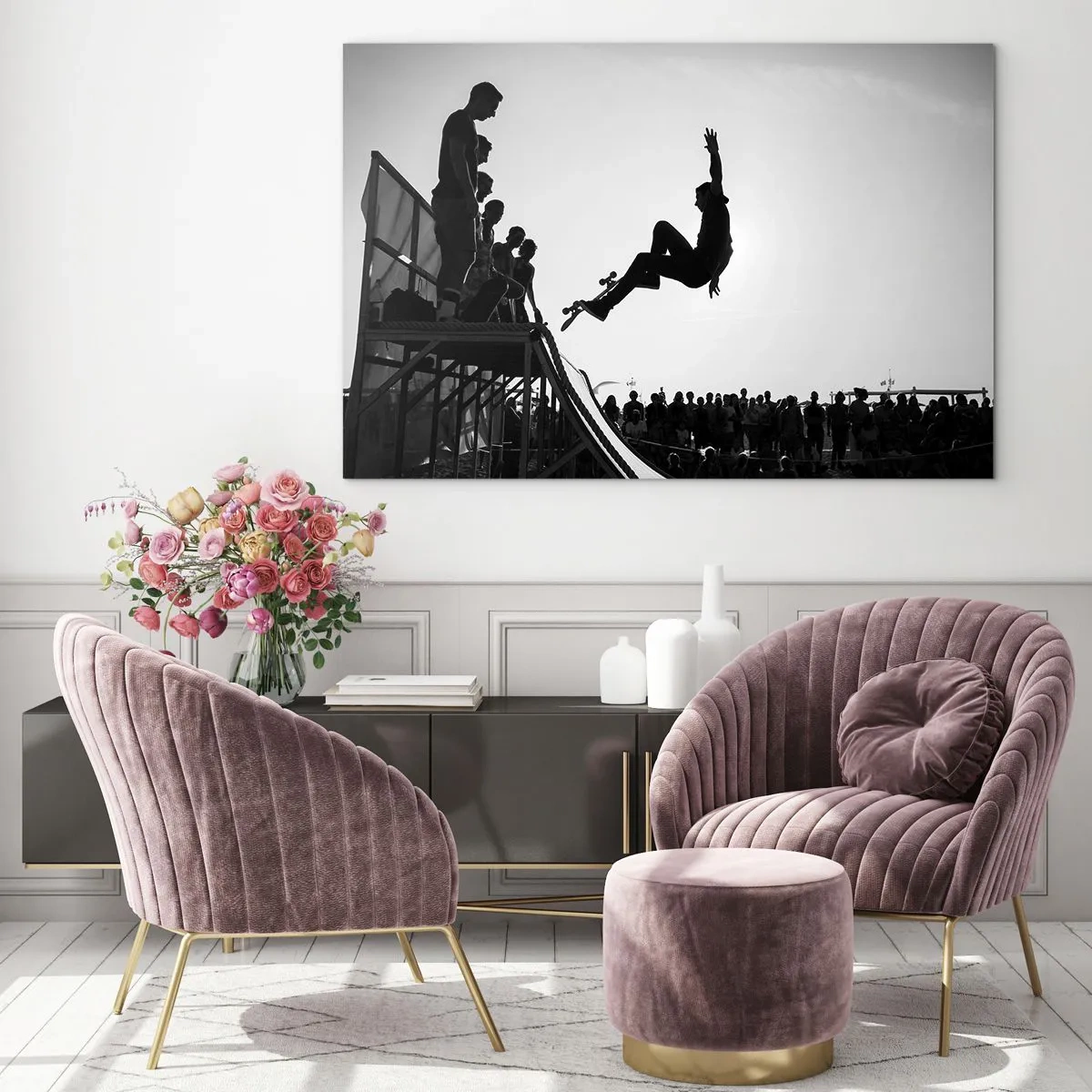 Obraz na skle - Čiernobiely korčuliar vo vzduchu - 70x50cm - Hrdinovia a diváci - Moderná nástenná dekorácia do obývacej izby a spálne ARTTOR
