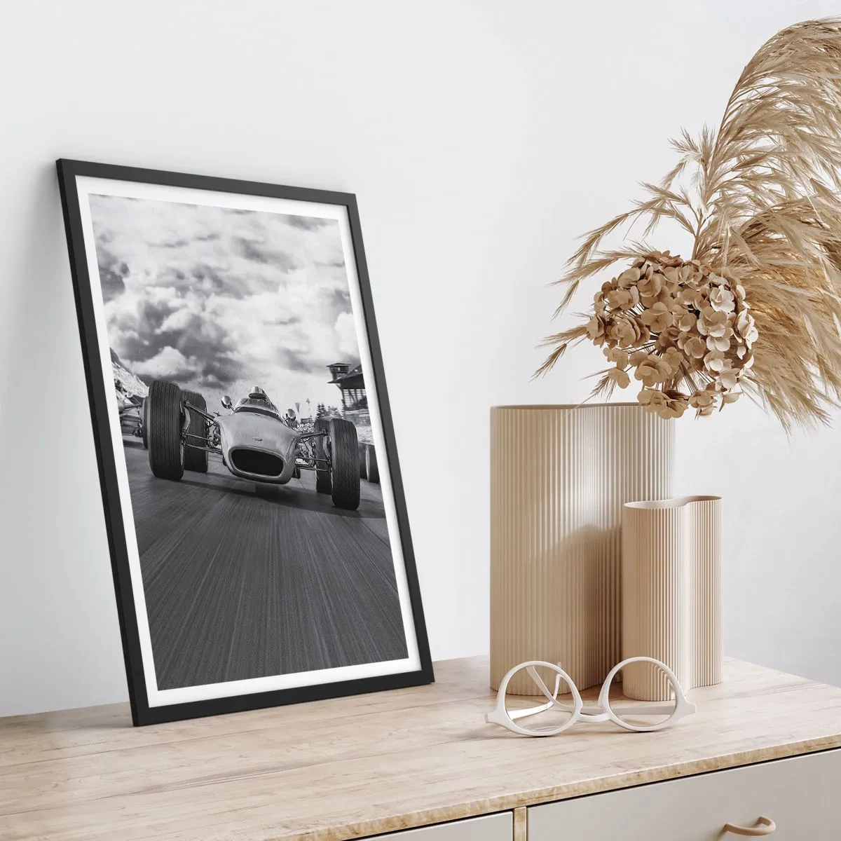Plagát v čiernom ráme - Retro pretekárske auto na trati v čiernobielej farbe - 50x70cm - Toto je sila! - Moderná nástenná dekorácia do obývacej izby a spálne ARTTOR