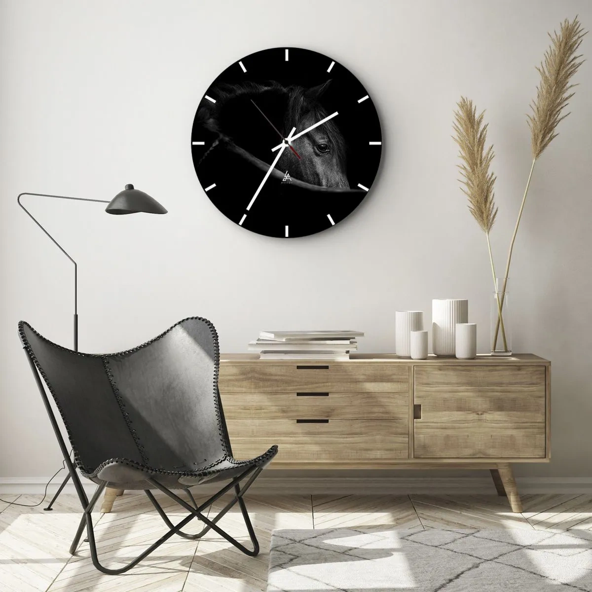 Nástenné hodiny - Portrét čierneho koňa na tmavom, hlbokom pozadí - 30x30cm - Čierny knieža - Moderná nástenná dekorácia do obývacej izby, kuchyne a spálne ARTTOR