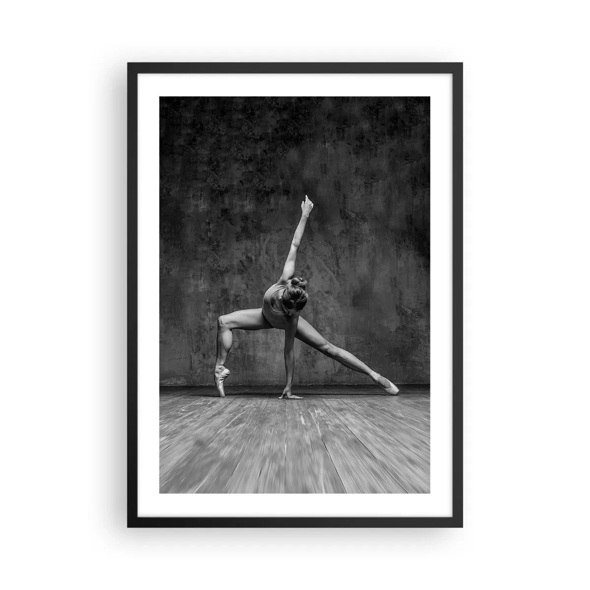 Plagát v čiernom ráme - Čiernobiela baletka v dynamickej póze oproti surovej stene. - 50x70cm - Ideál rovnováhy - Moderná nástenná dekorácia do obývacej izby a spálne ARTTOR