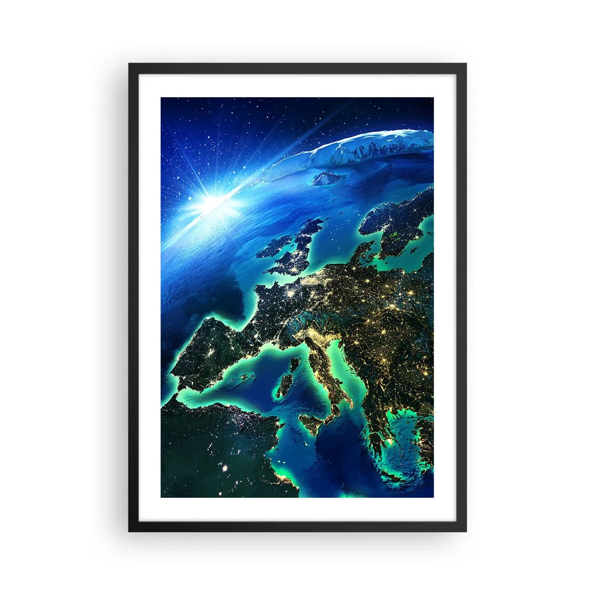 Plagát v čiernom ráme - Pohľad na Európu z vesmíru, osvetlenú nočnými svetlami. - 50x70cm - Iskrivá Európa - Moderná nástenná dekorácia do obývacej izby a spálne ARTTOR