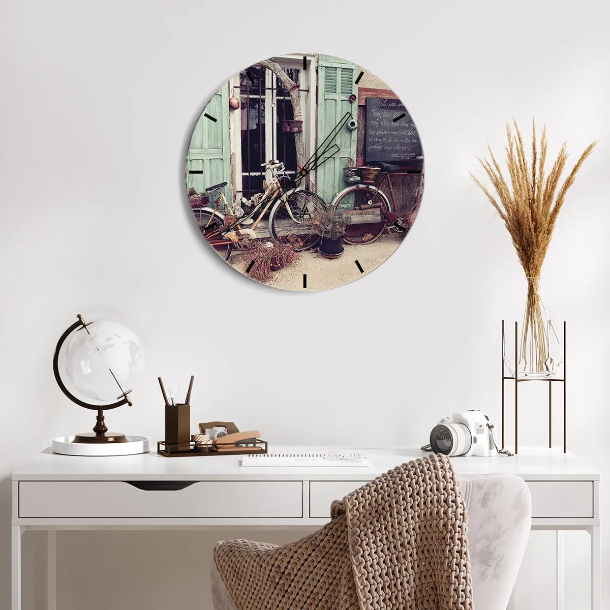 Nástenné hodiny - Retro bicykle pred zelenými okenicami - 30x30cm - Nech žije provincia - Moderná nástenná dekorácia do obývacej izby, kuchyne a spálne ARTTOR