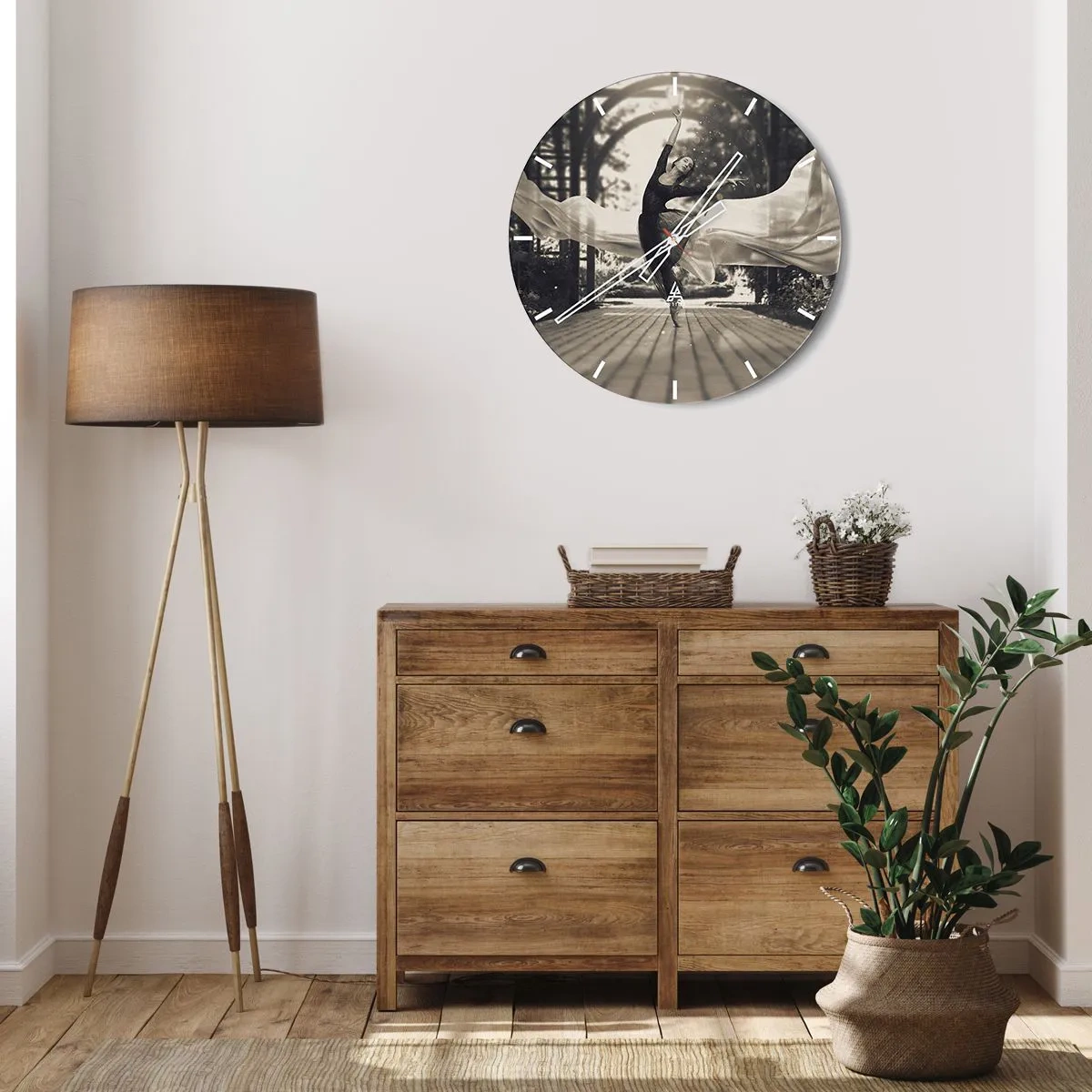 Nástenné hodiny - Tanečnica v pohybe s tečúcou látkou v čiernobielom prostredí. - 30x30cm - Tanec ducha záhrady - Moderná nástenná dekorácia do obývacej izby, kuchyne a spálne ARTTOR